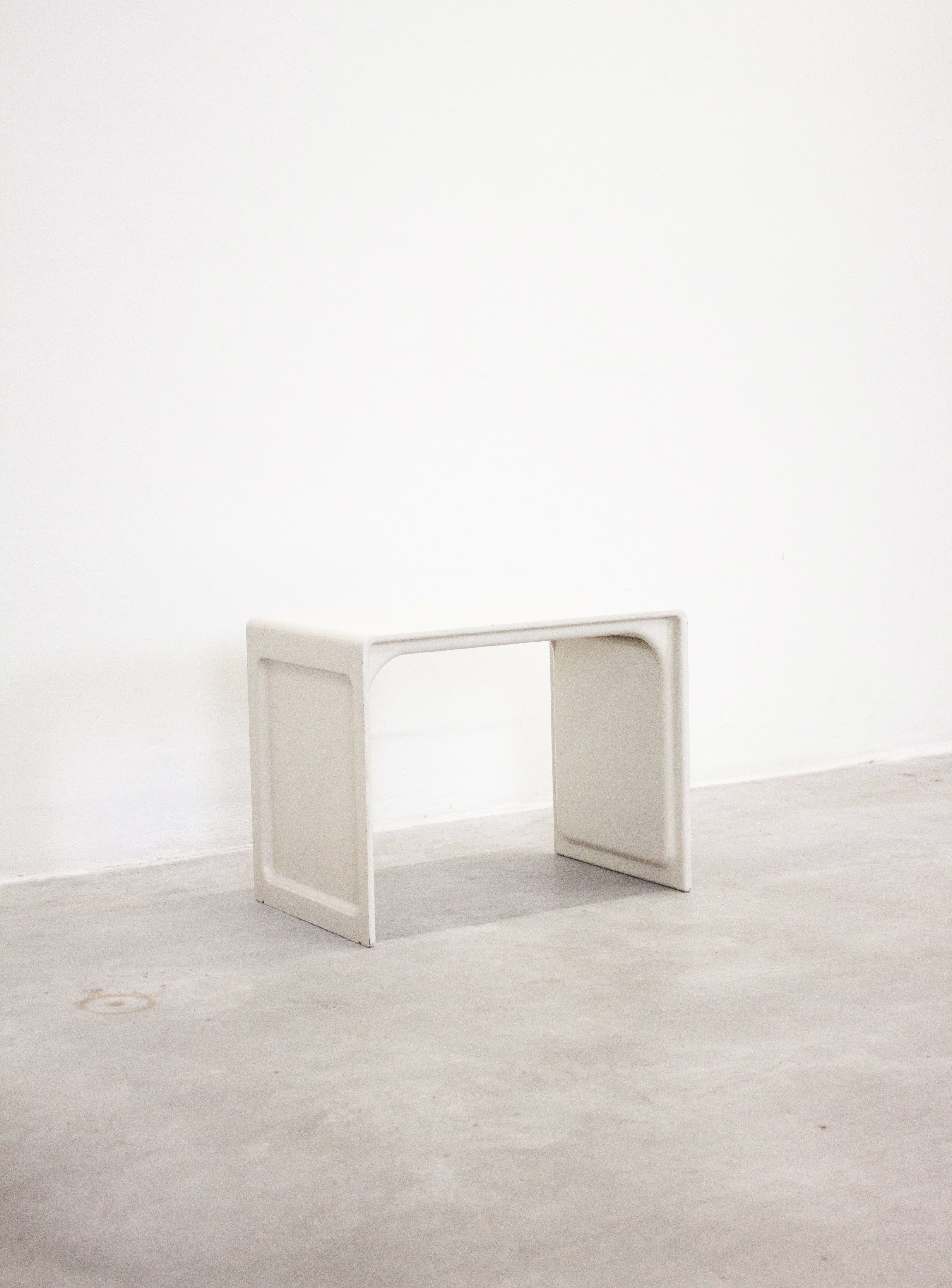 Vitsoe Model 621 Side Table by Dieter Rams (Off-White) – JUKI