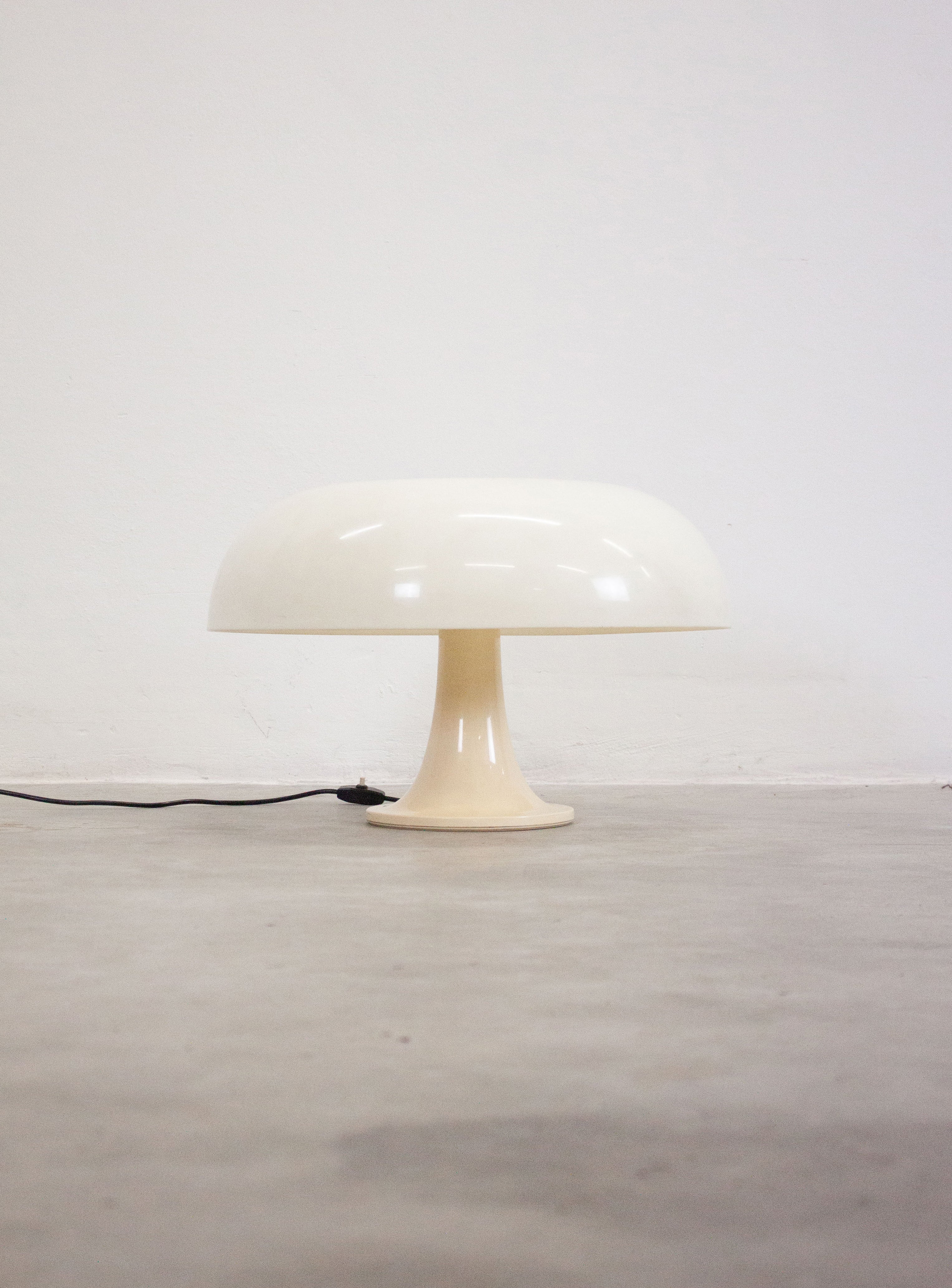 Artemide Nesso Lamp By Giancarlo Mattioli Off White JUKI AMSTERDAM artemide-nesso-lamp-by-giancarlo-mattioli-off-white-juki-amsterdam