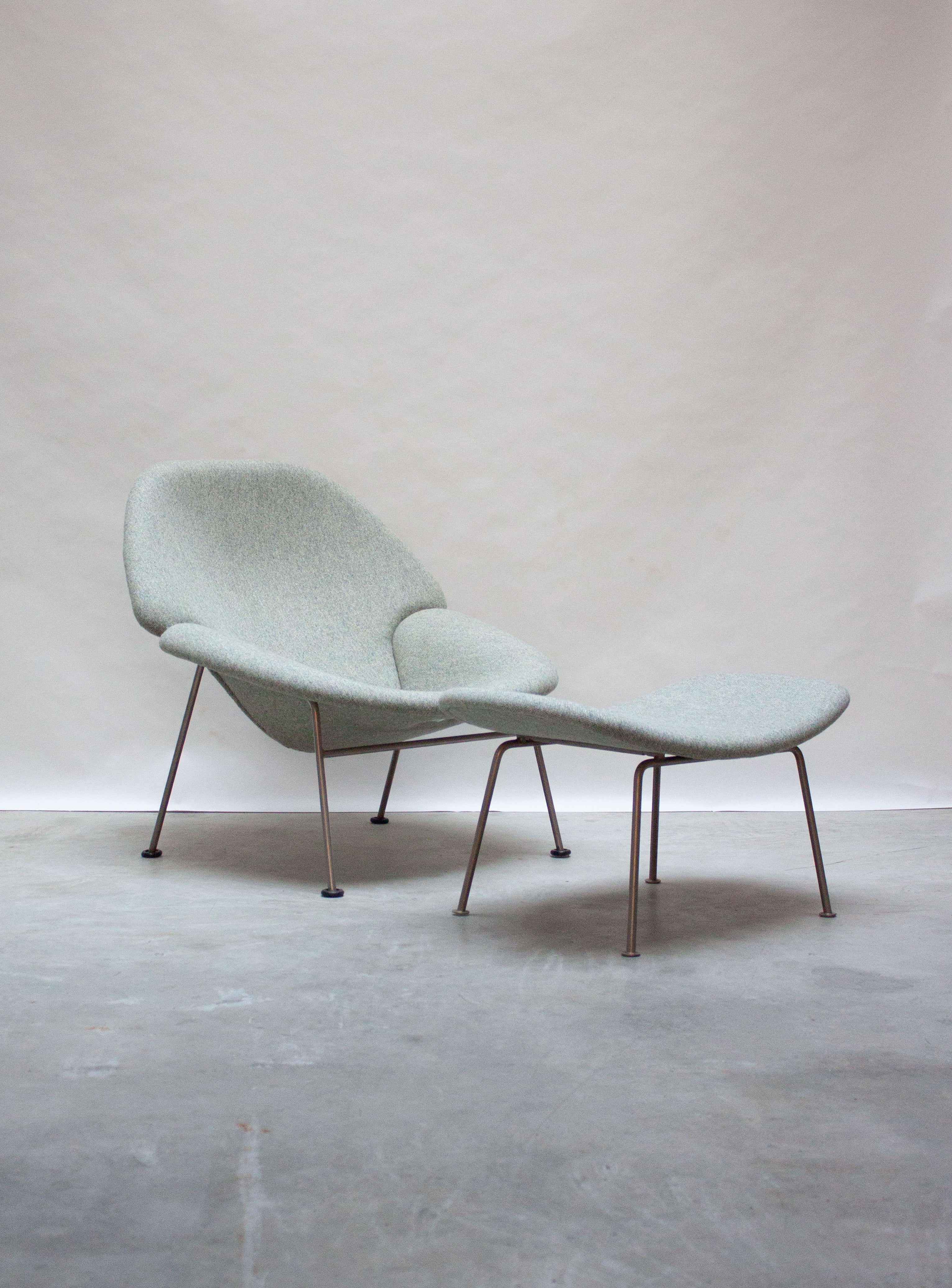 Artifort F555 Lounge Chair & Ottoman by Pierre Paulin – JUKI