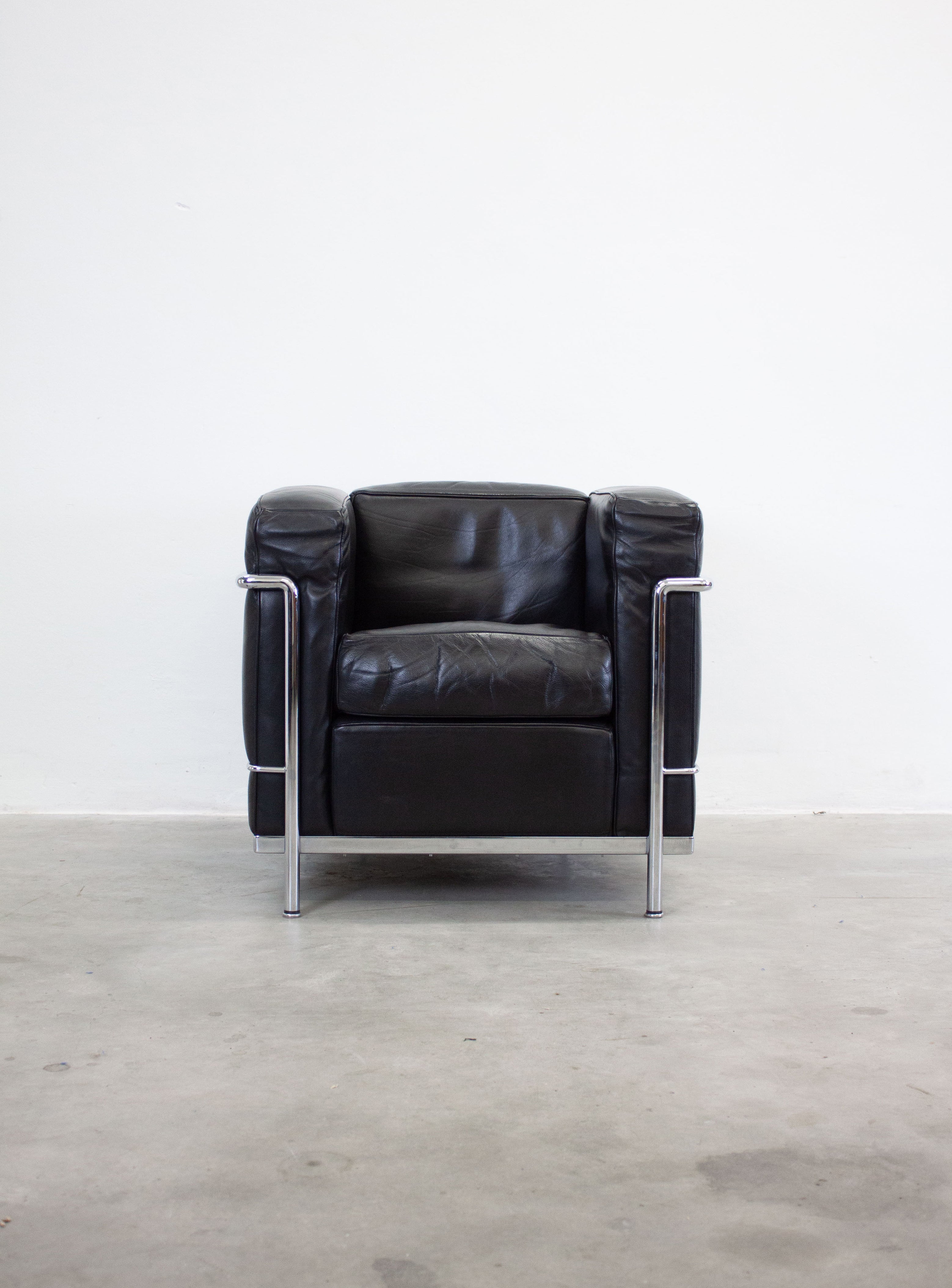 Cassina LC2 Lounge Chair by Le Corbusier (Black) – JUKI Cassina LC2 Lounge Chair by Le Corbusier (Black) – JUKI