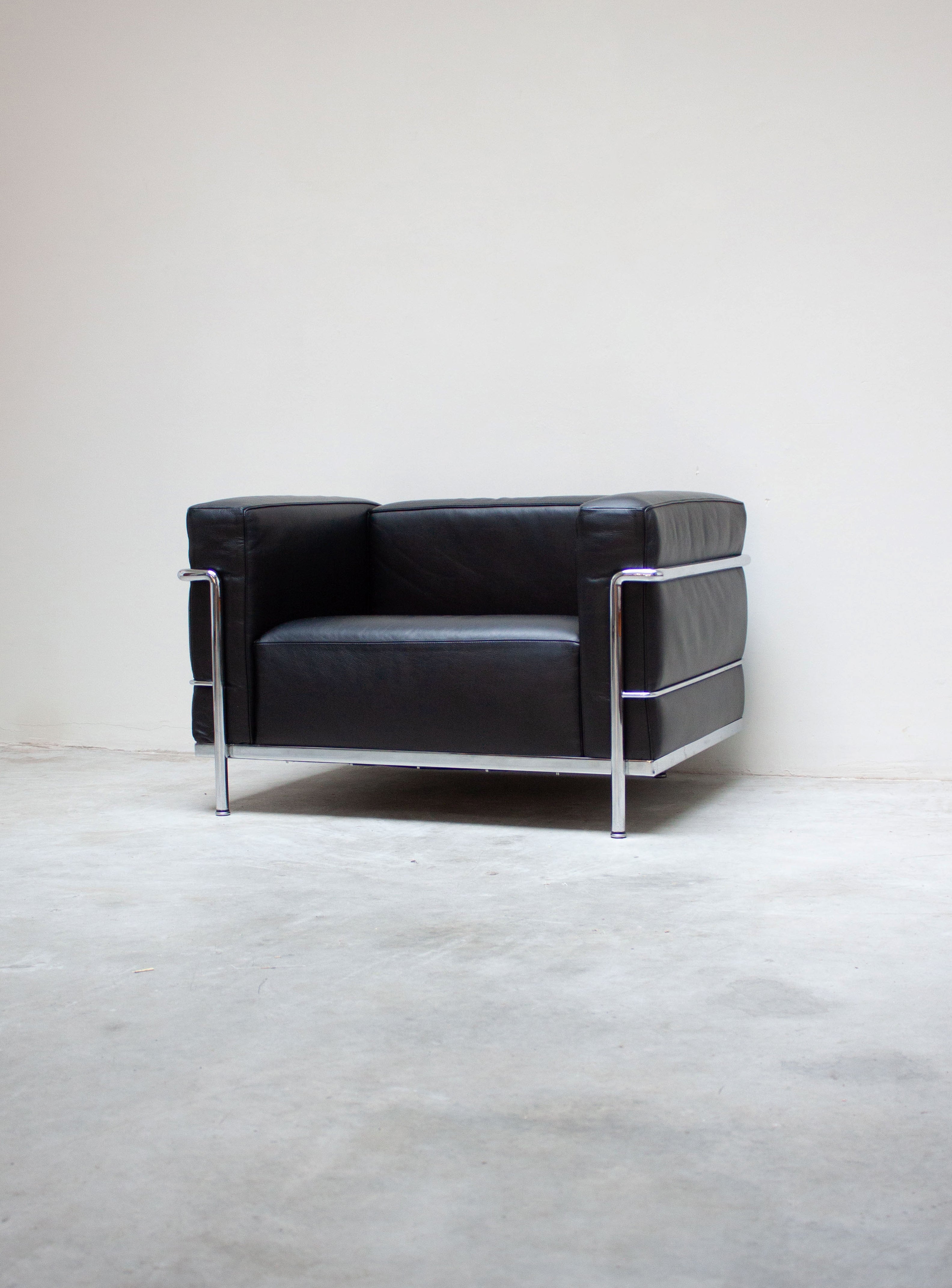 Le Corbusier's コルビュジエ cassina Cassina LC3 Lounge Chair by Le Corbusier (Black) – JUKI AMSTERDAM