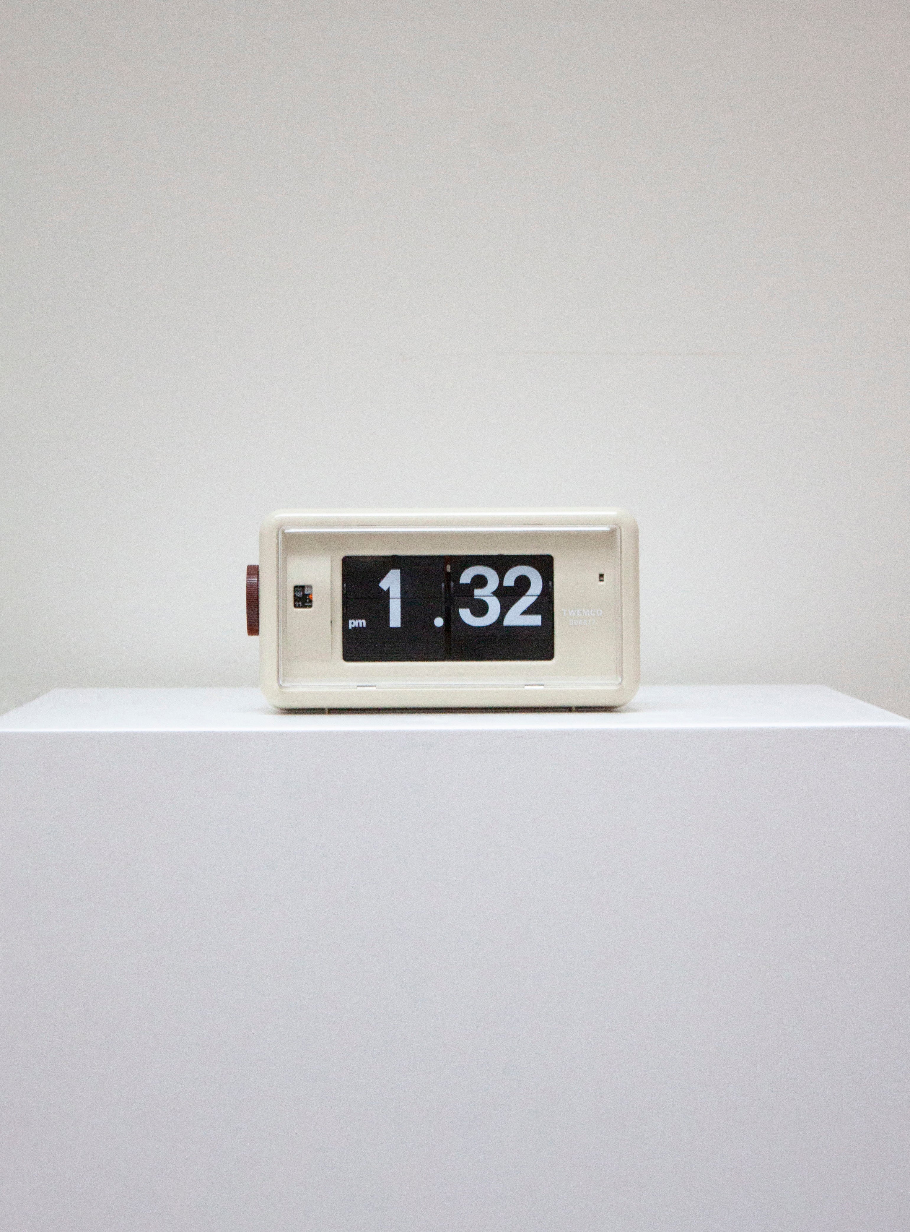 TWEMCO AL-30 時計 TWEMCO Alarm Clock - Stylish and Reliable – Time Will Flip