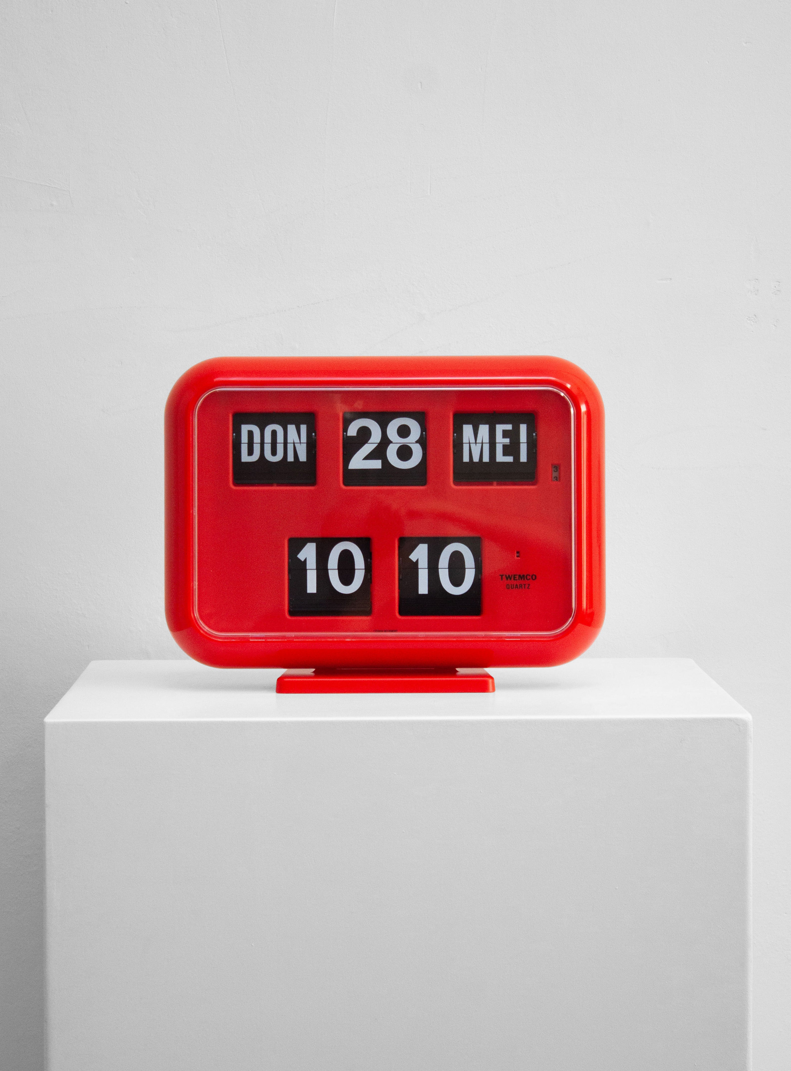Twemco QD-35 Red Calendar Flip Clock | Juki Amsterdam – JUKI AMSTERDAM