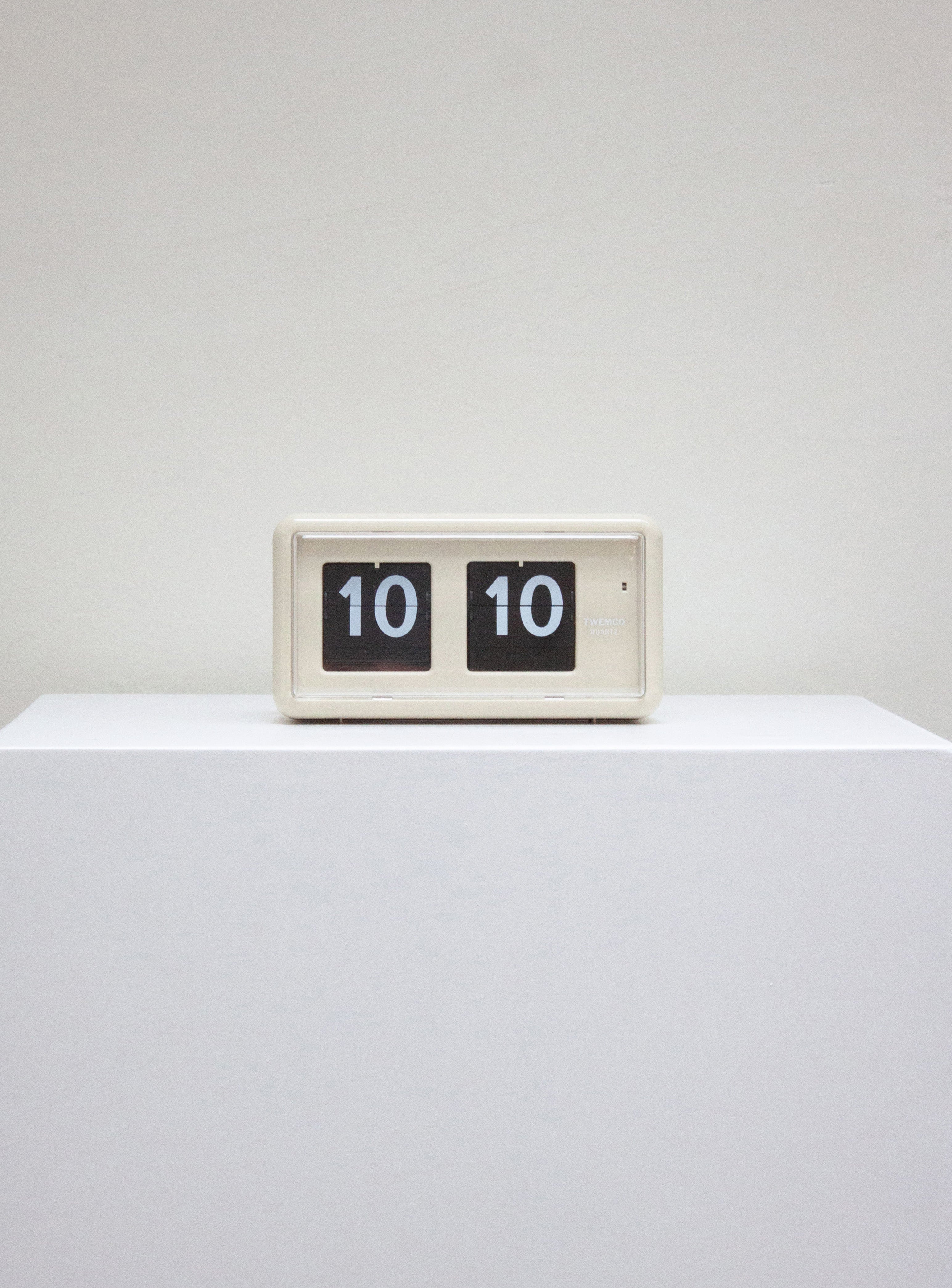 Twemco QT-30 Beige Flip Clock | Juki Amsterdam – JUKI AMSTERDAM