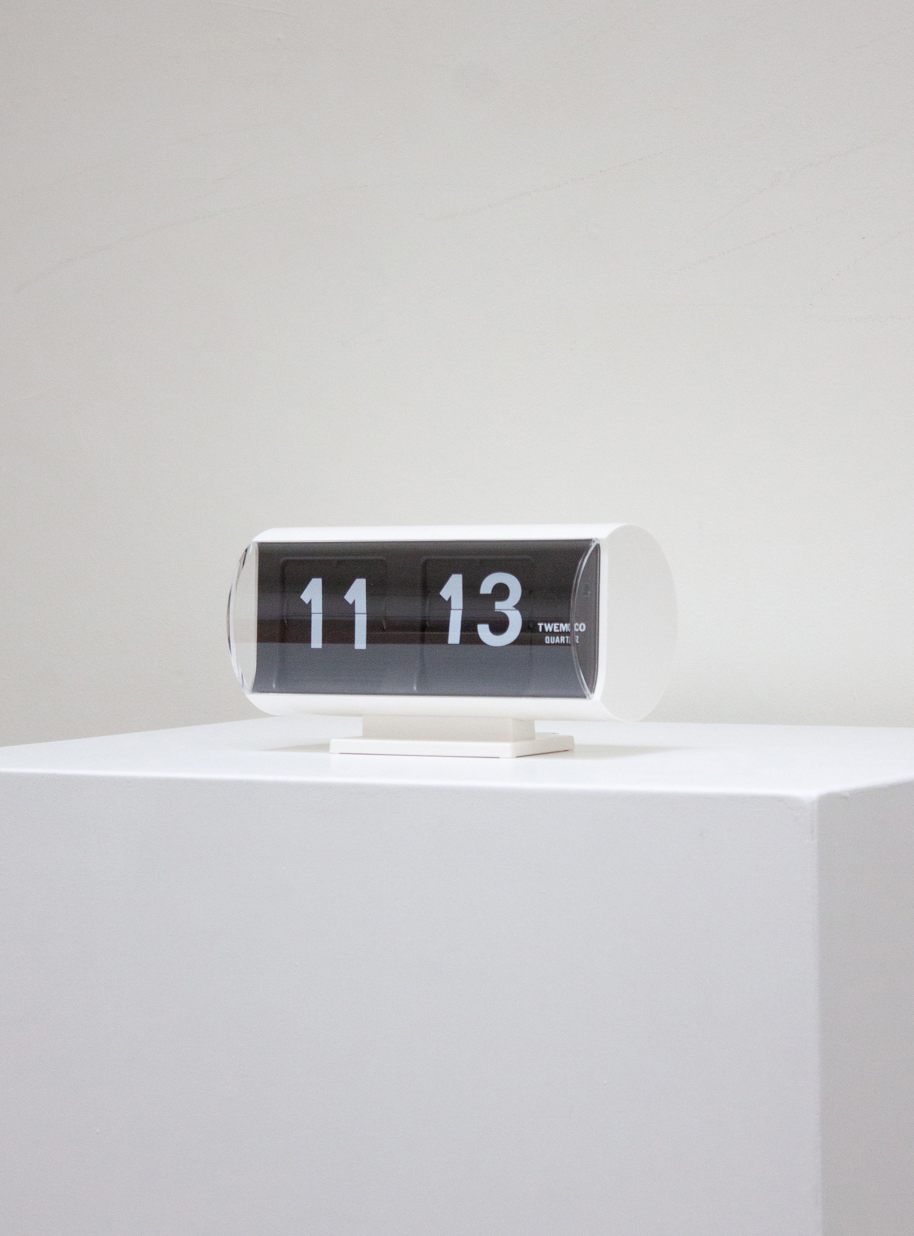 Twemco QT-30T White Flip Clock | Juki Amsterdam – JUKI AMSTERDAM