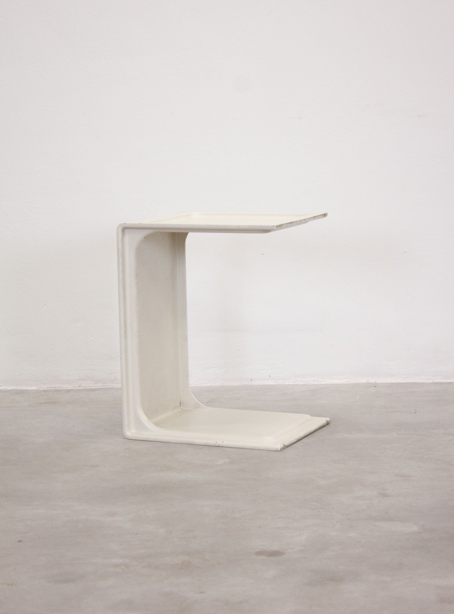 Vitsoe Model 621 Side Table by Dieter Rams (Off-White)