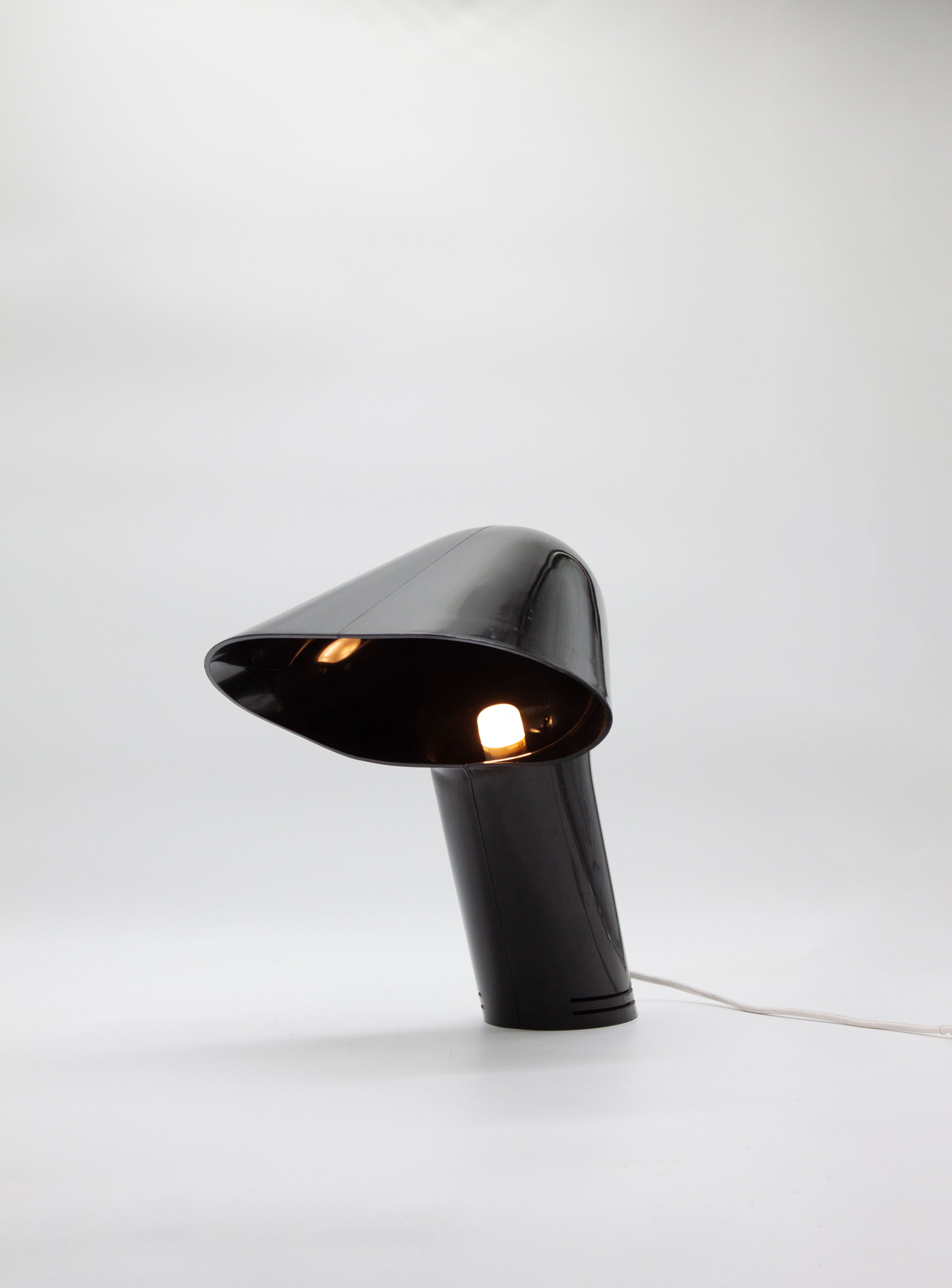 Guzzini Sorella Desk Lamp by Harvey Guzzini (Black) – JUKI AMSTERDAM