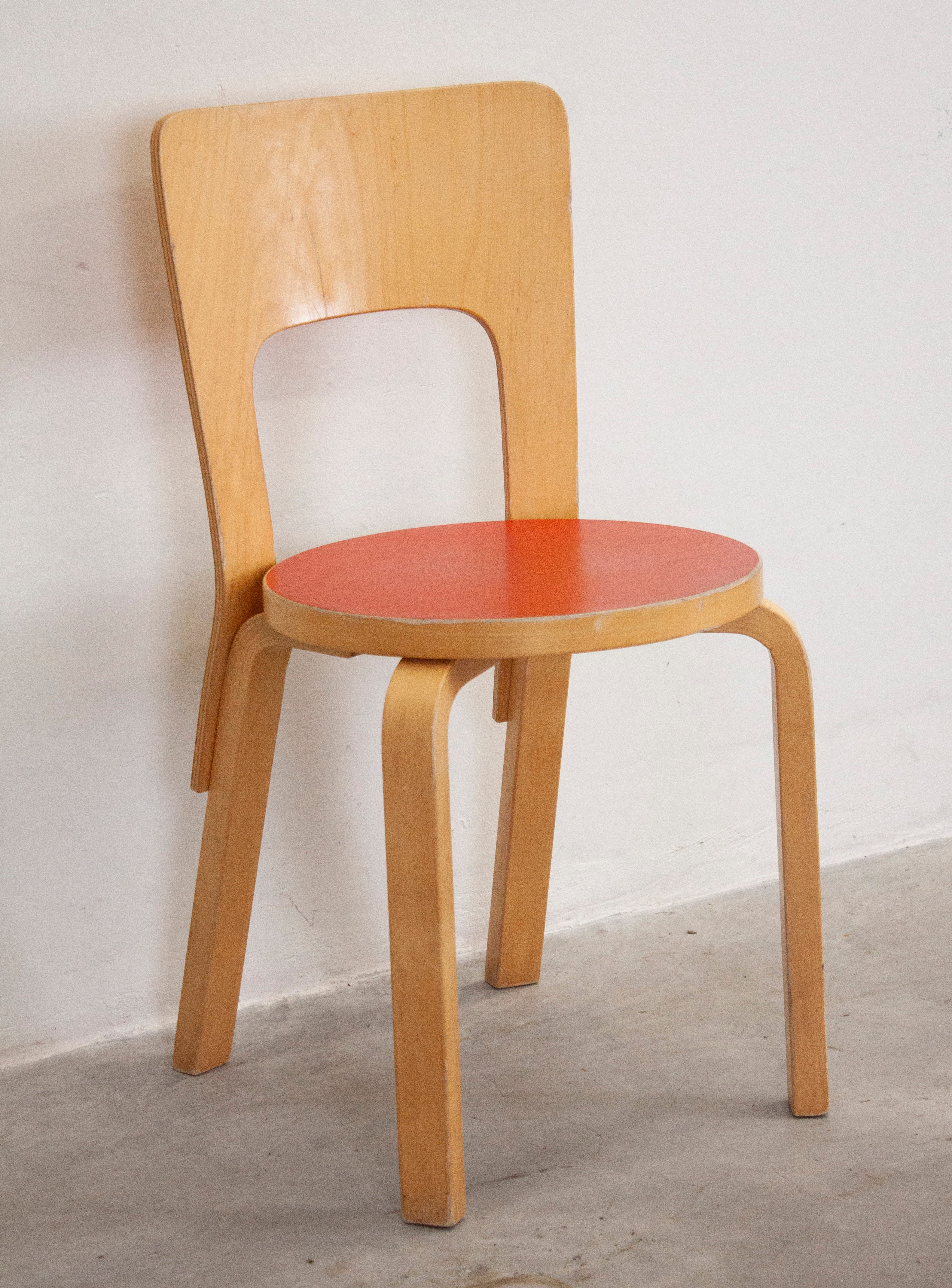 Artek 66 ヴィンテージ Artek Model 66 Chair by Alvar Aalto (Red) – JUKI AMSTERDAM