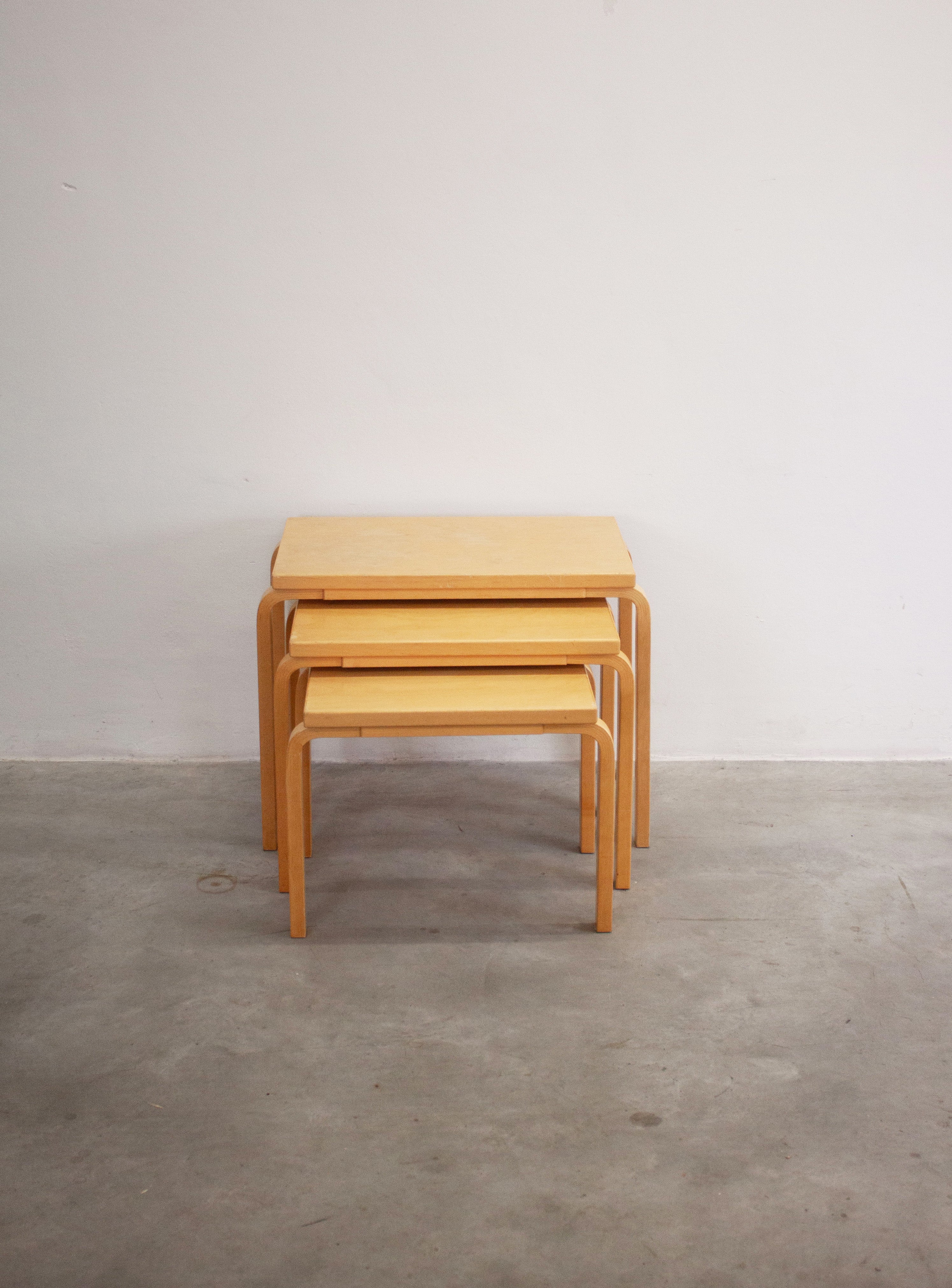 【美品】Artek and the Aaltos 【希少品】 Artek Model 88 Nesting Tables by Alvar Aalto – JUKI AMSTERDAM