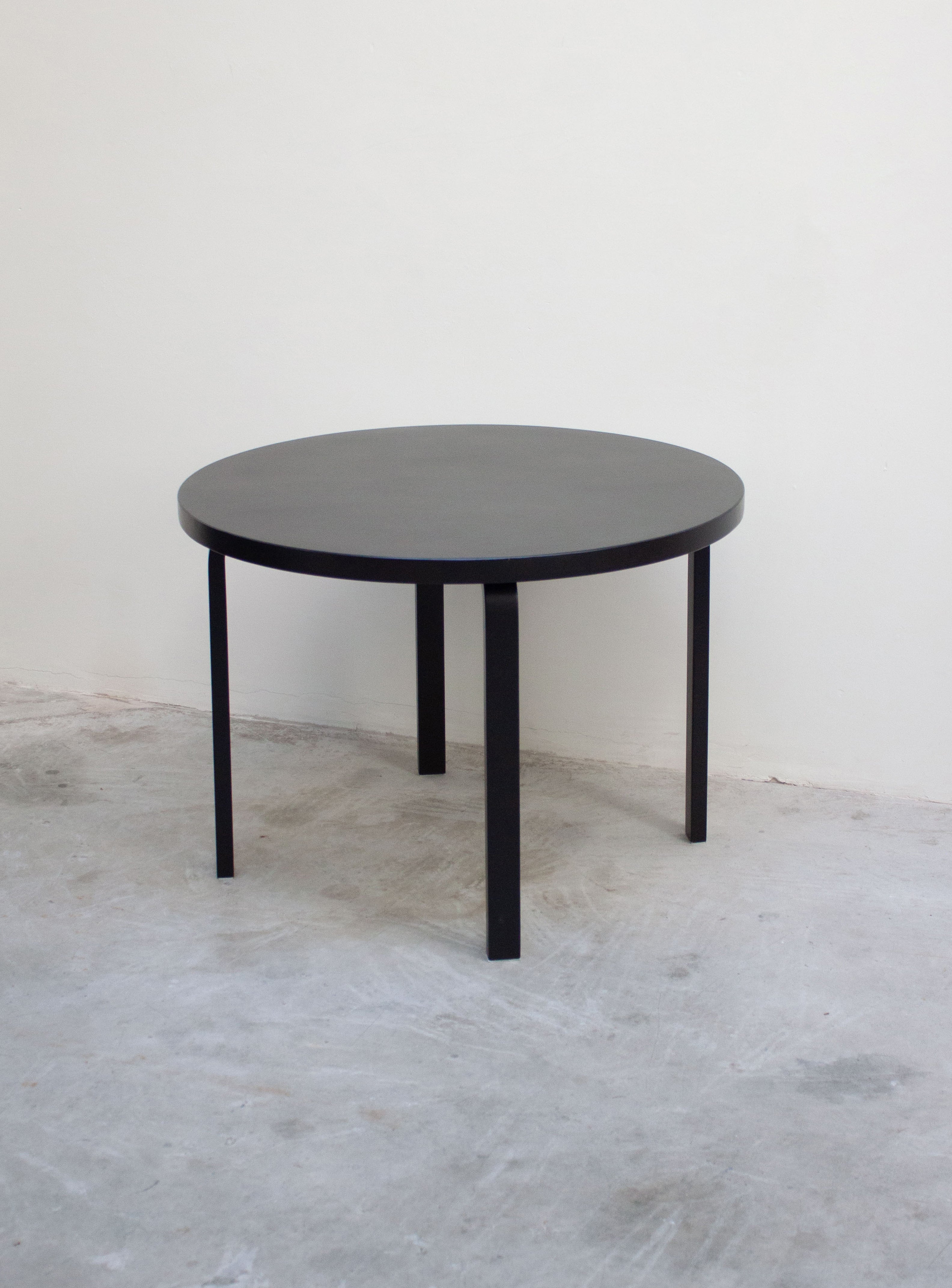 ArtekModel90ARoundDiningTableb