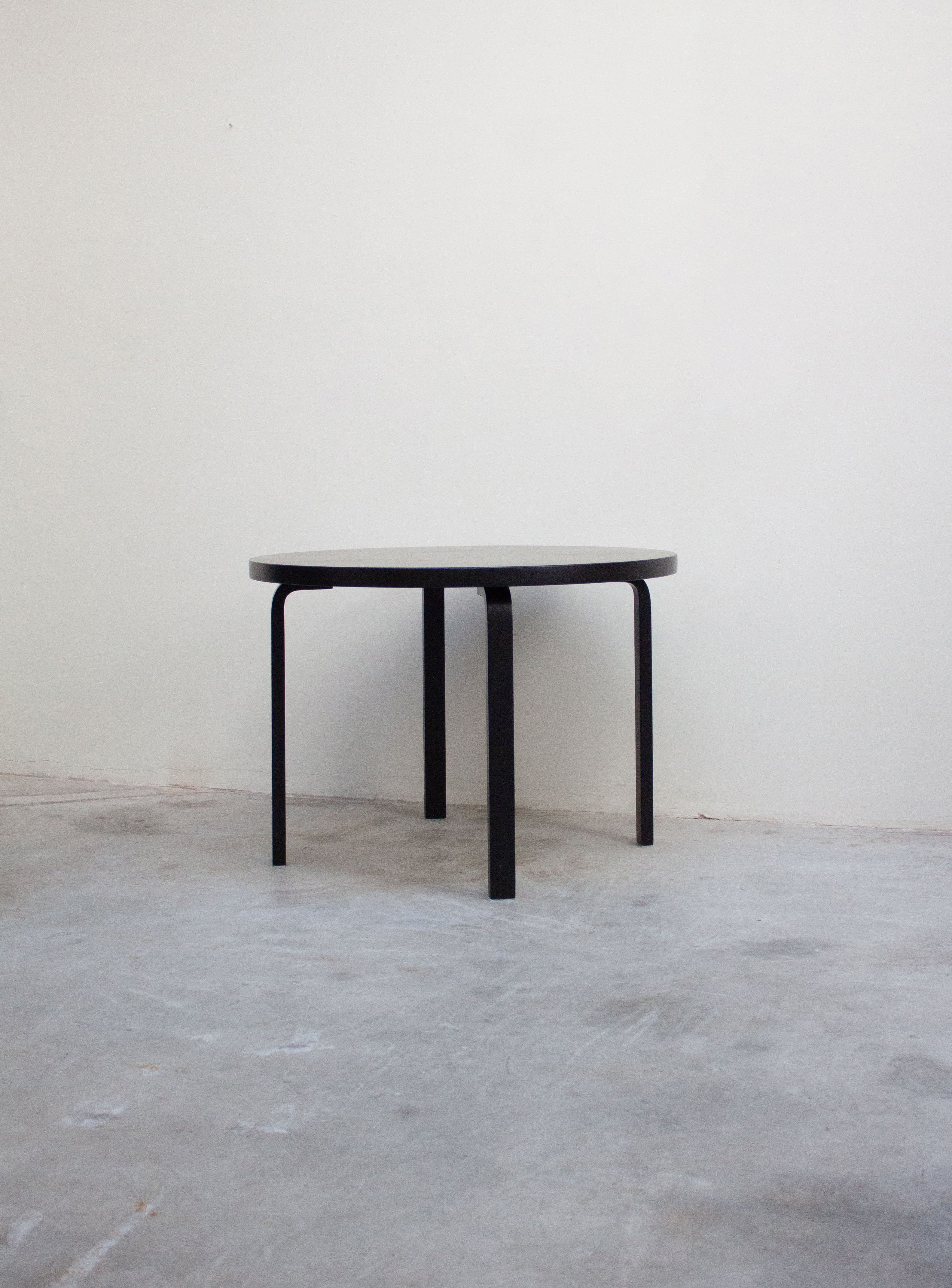 ArtekModel90ARoundDiningTableb