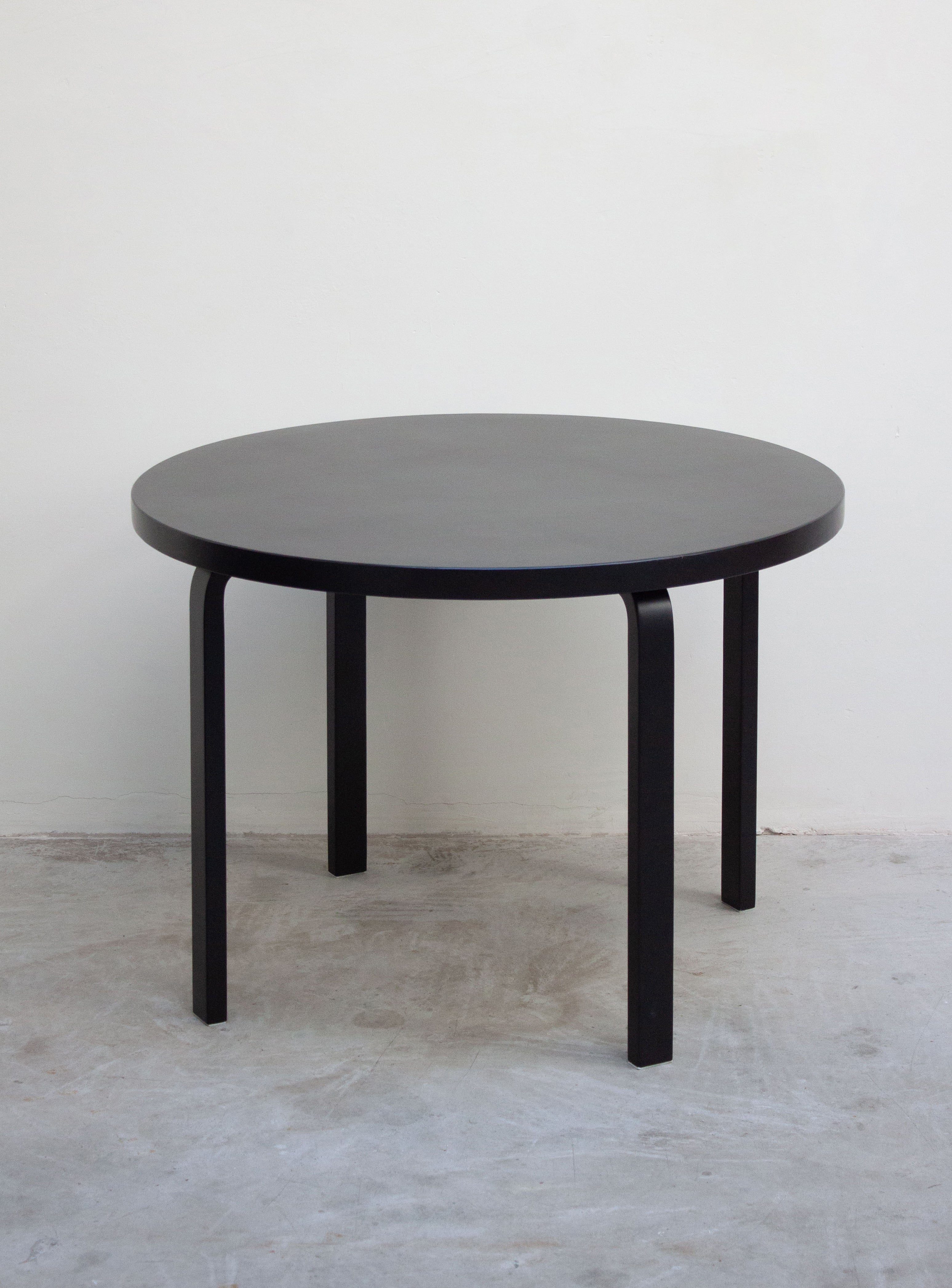 ArtekModel90ARoundDiningTableb