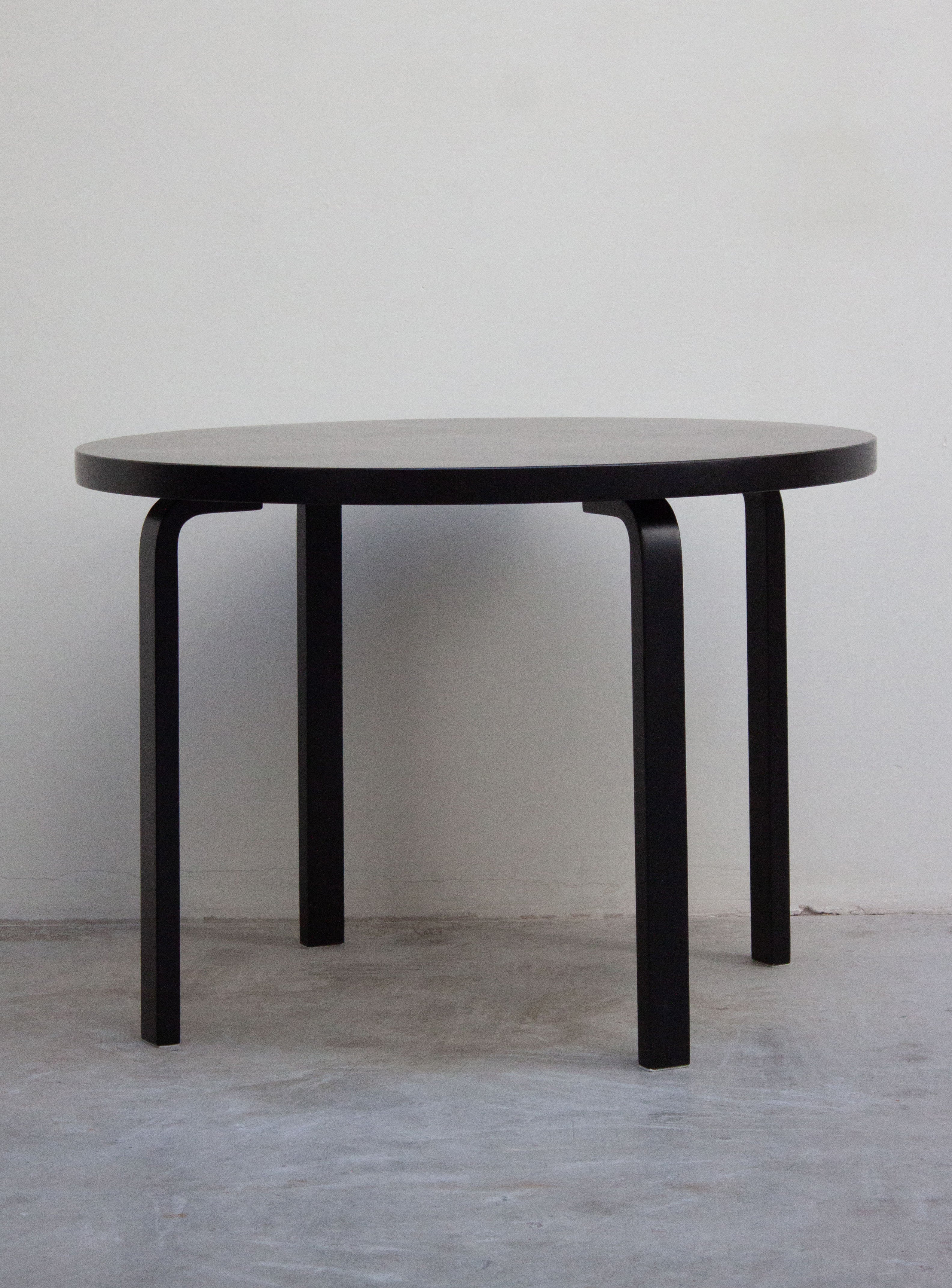 Artek 90A Round Dining Table by Alvar Aalto (Black) – JUKI AMSTERDAM