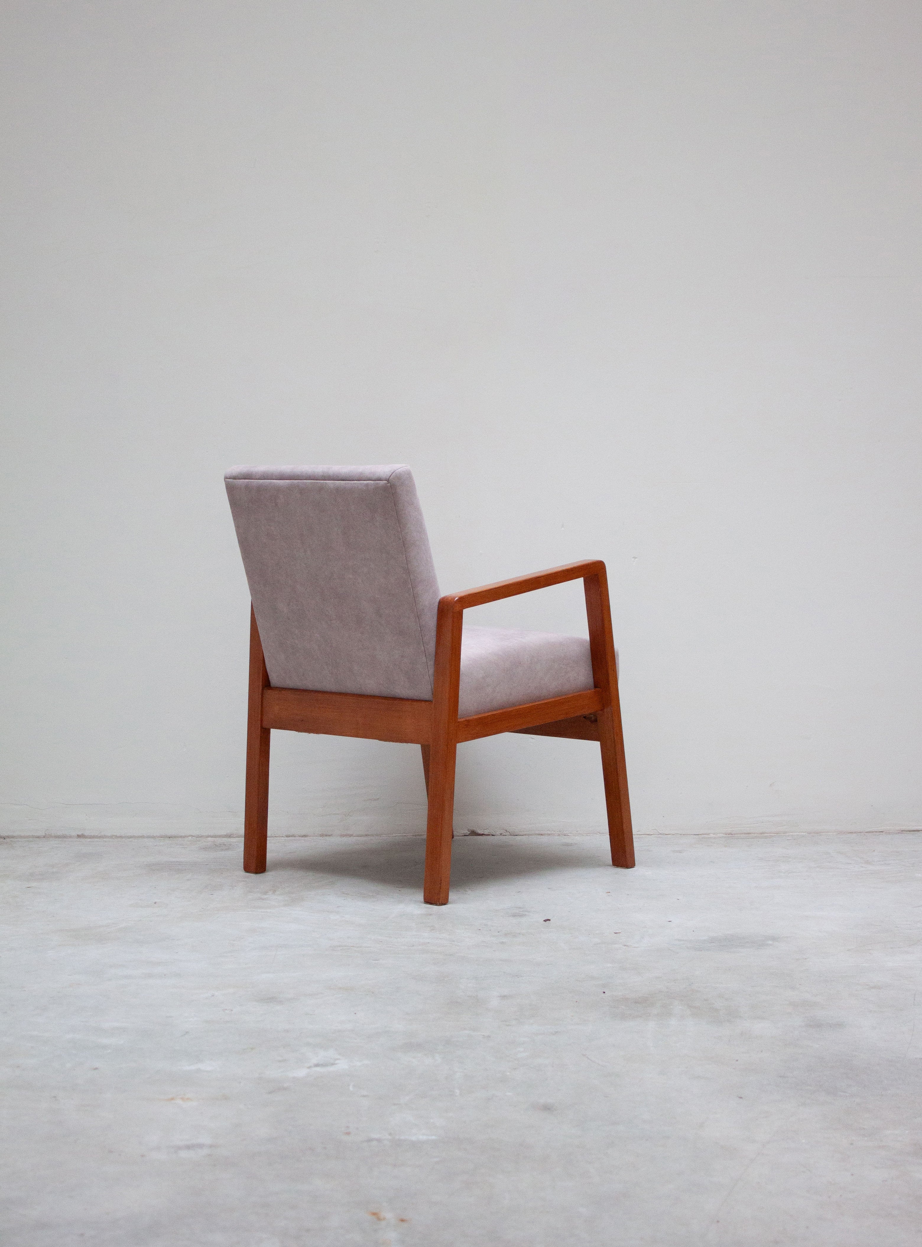 Artek 404 Hallway Chair by Alvar Aalto (Grey) – JUKI AMSTERDAM