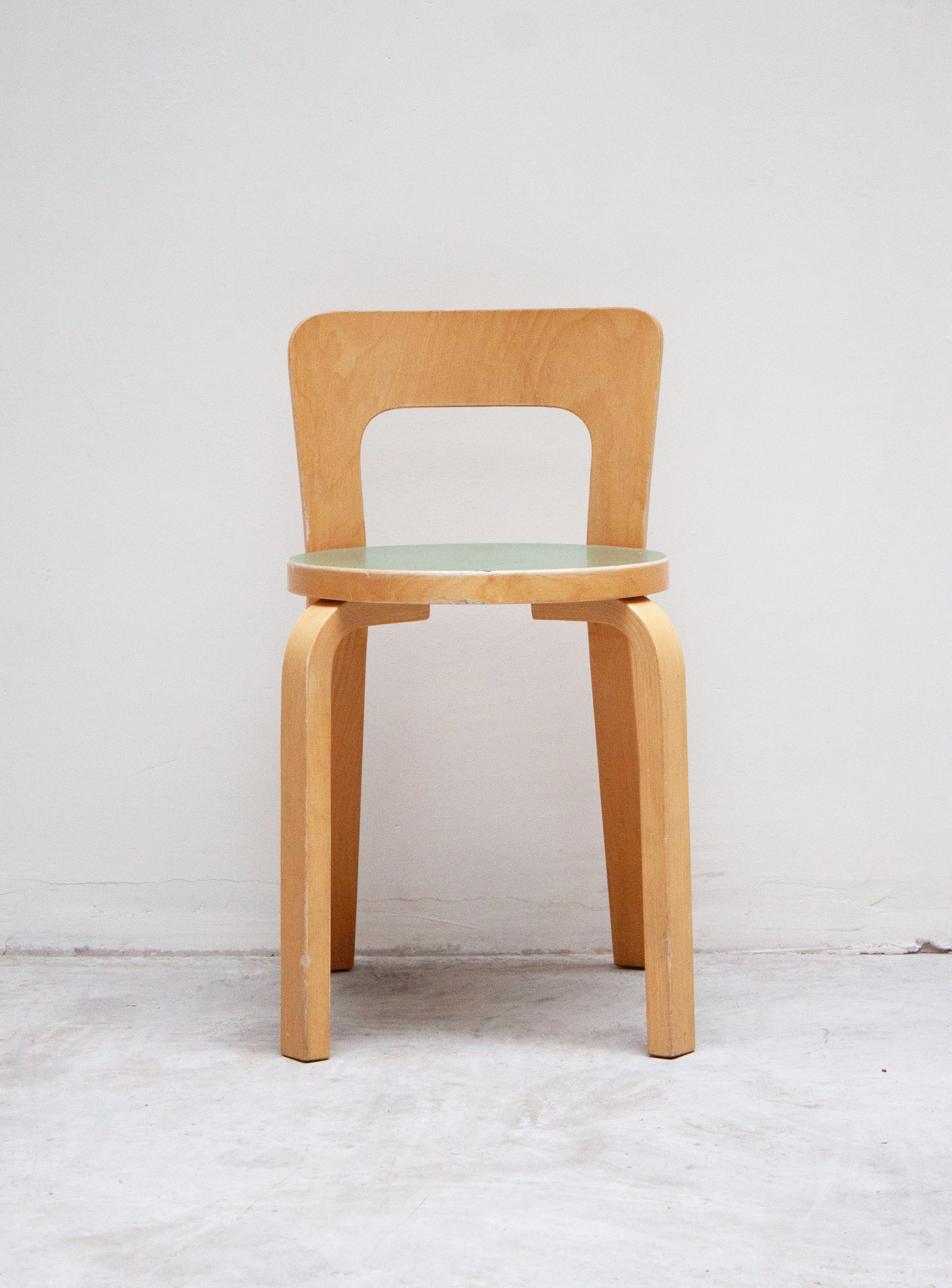 Artek_Model_65_Chair_by_Alvar_