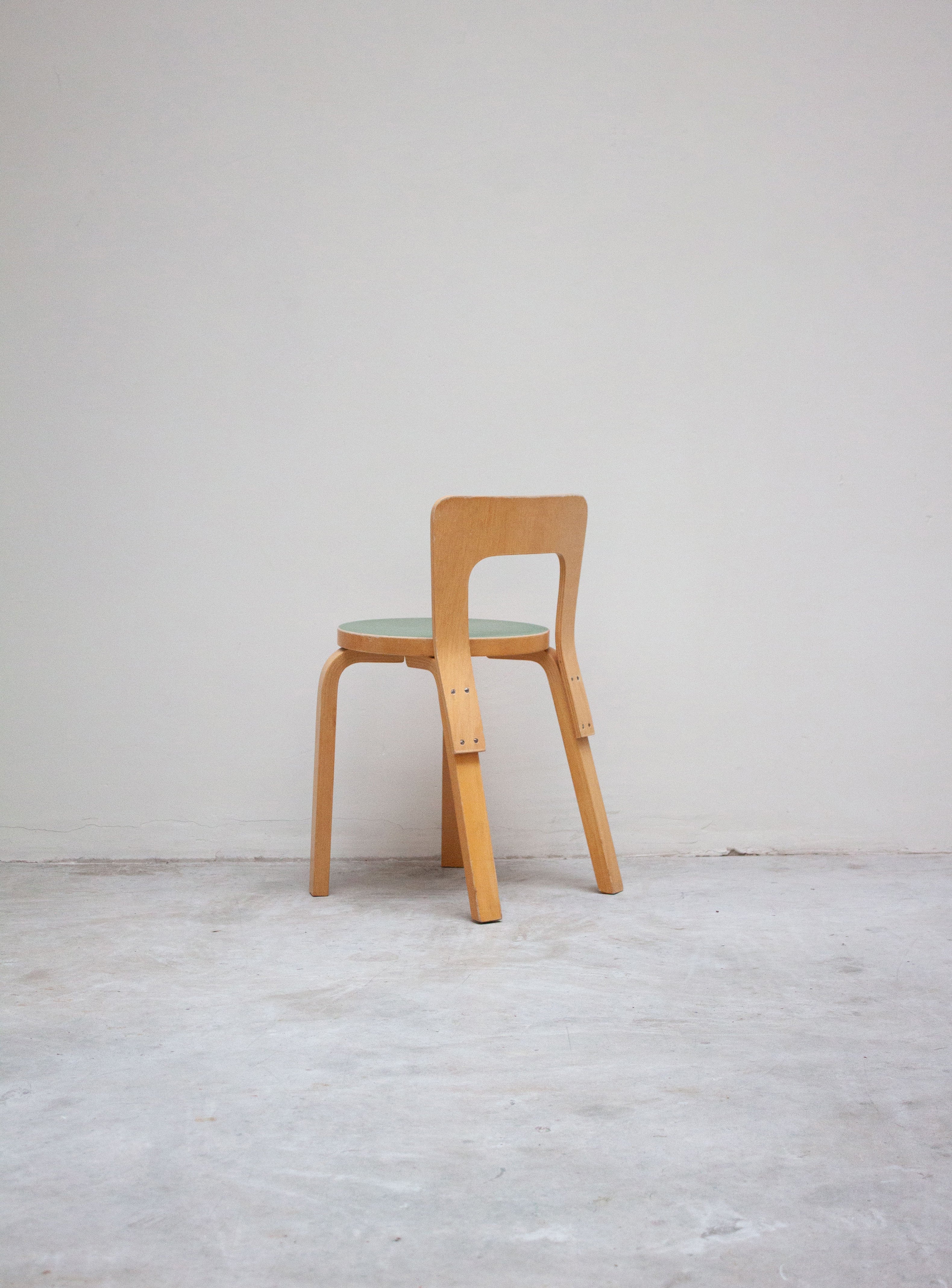 Artek Model 65 Chair by Alvar Aalto (Green) – JUKI AMSTERDAM