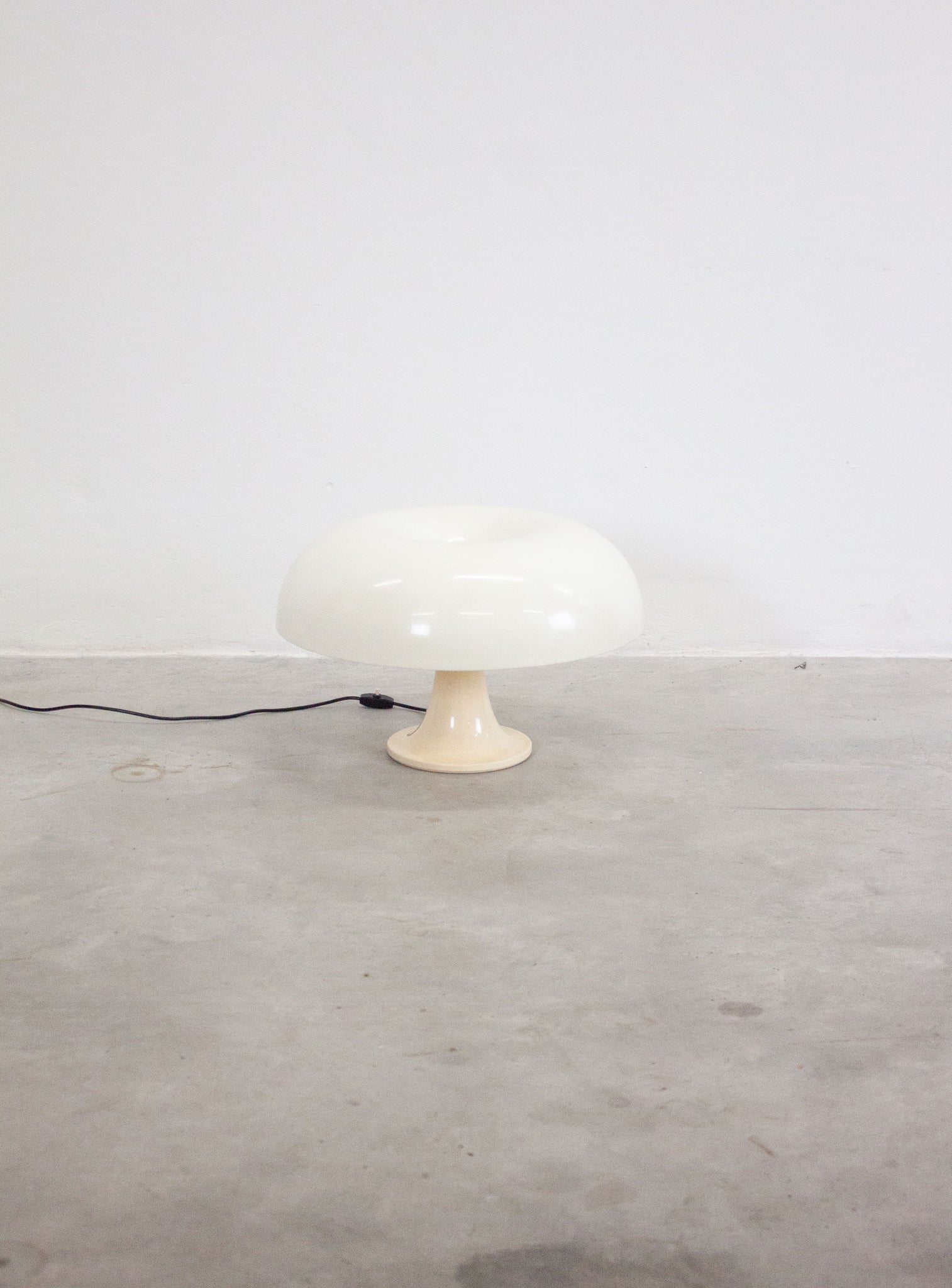 Artemide Nesso Lamp By Giancarlo Mattioli Off White JUKI AMSTERDAM artemide-nesso-lamp-by-giancarlo-mattioli-off-white-juki-amsterdam