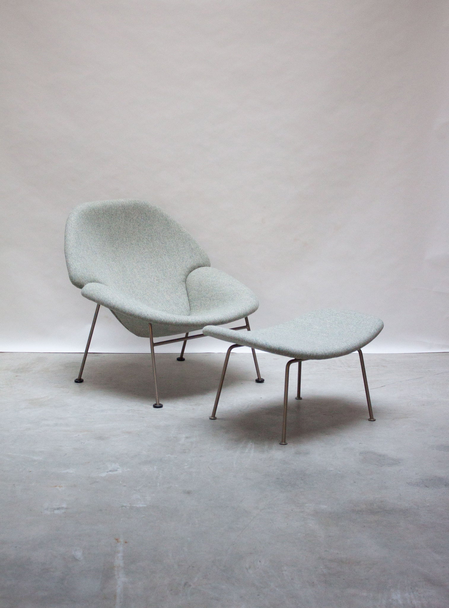Artifort F555 Lounge Chair & Ottoman by Pierre Paulin