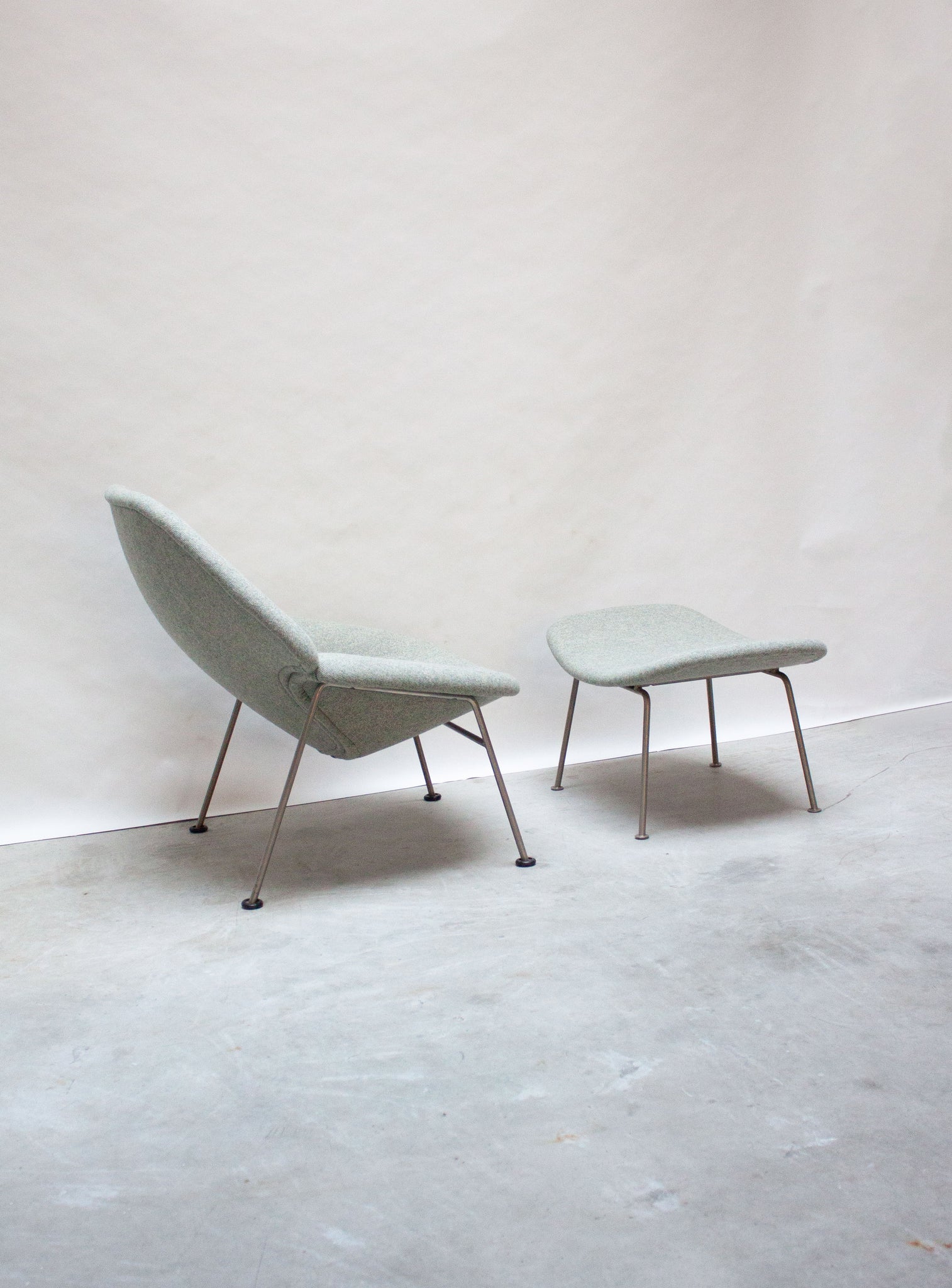 Artifort F555 Lounge Chair & Ottoman by Pierre Paulin