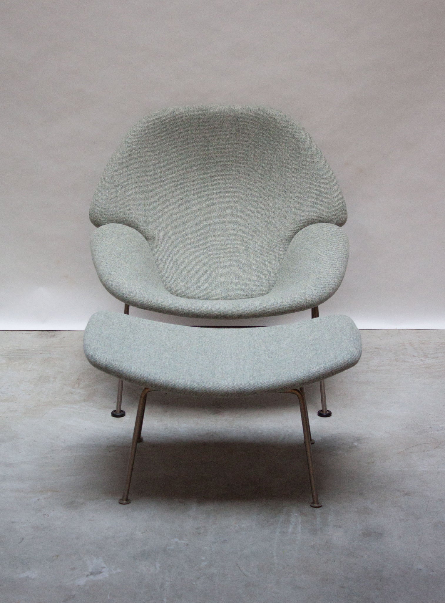 Artifort F555 Lounge Chair & Ottoman by Pierre Paulin