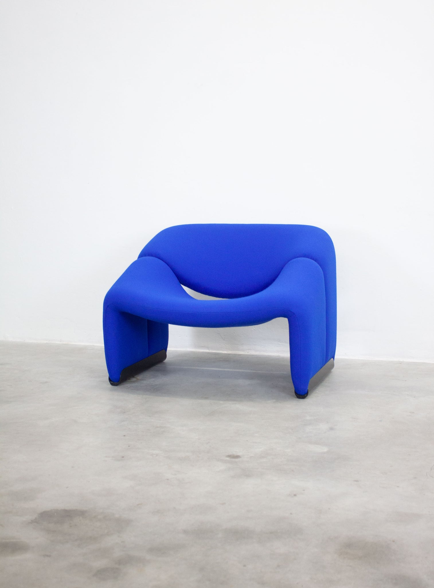 Artifort Groovy F598 Lounge Chair by Pierre Paulin (Cobalt Blue)