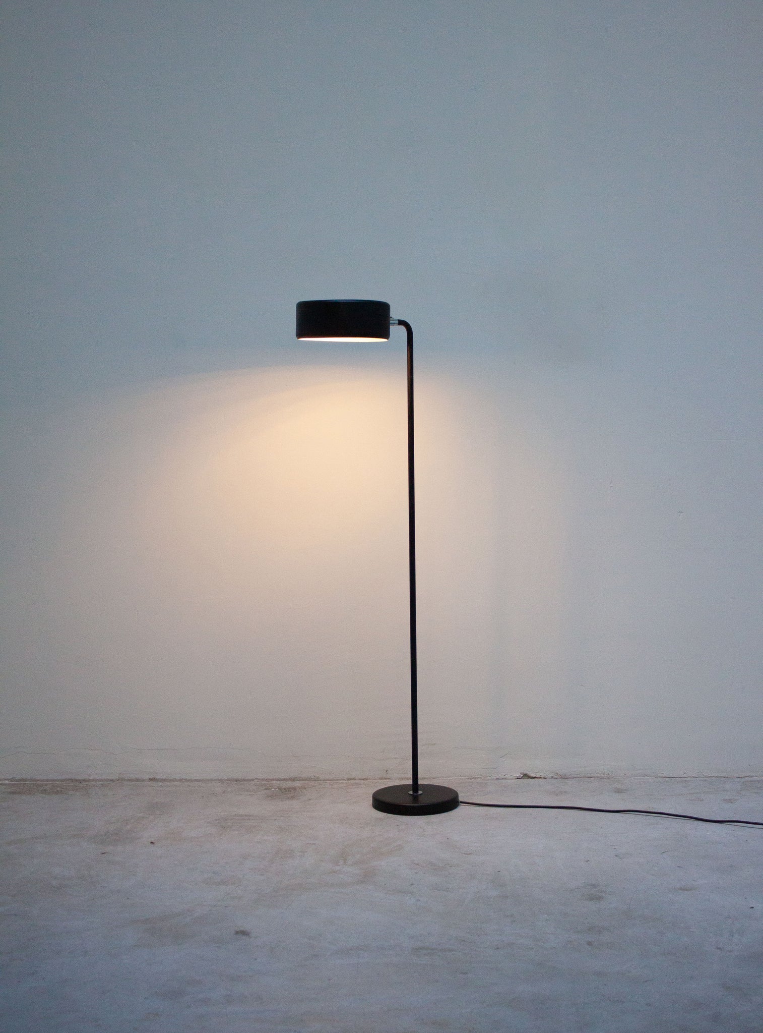 Ateljé Lyktan Simris Floor Lamp by Anders Pehrson (Black)