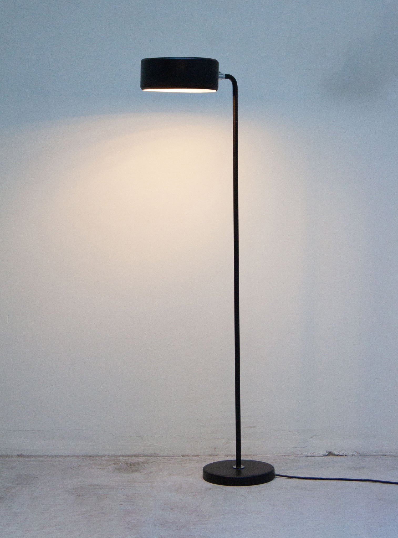 Ateljé Lyktan Simris Floor Lamp by Anders Pehrson (Black)