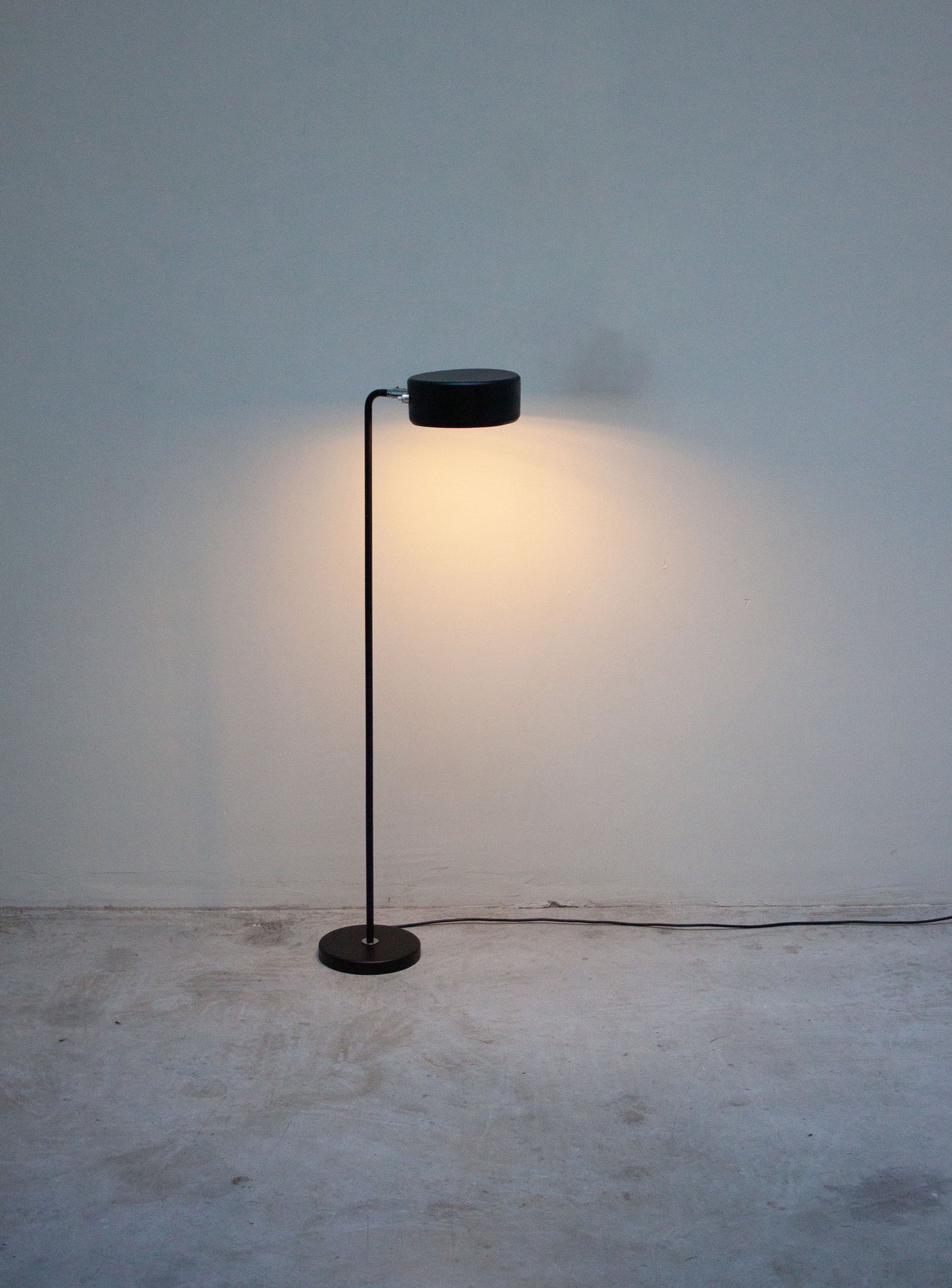 Ateljé Lyktan Simris Floor Lamp by Anders Pehrson (Black)