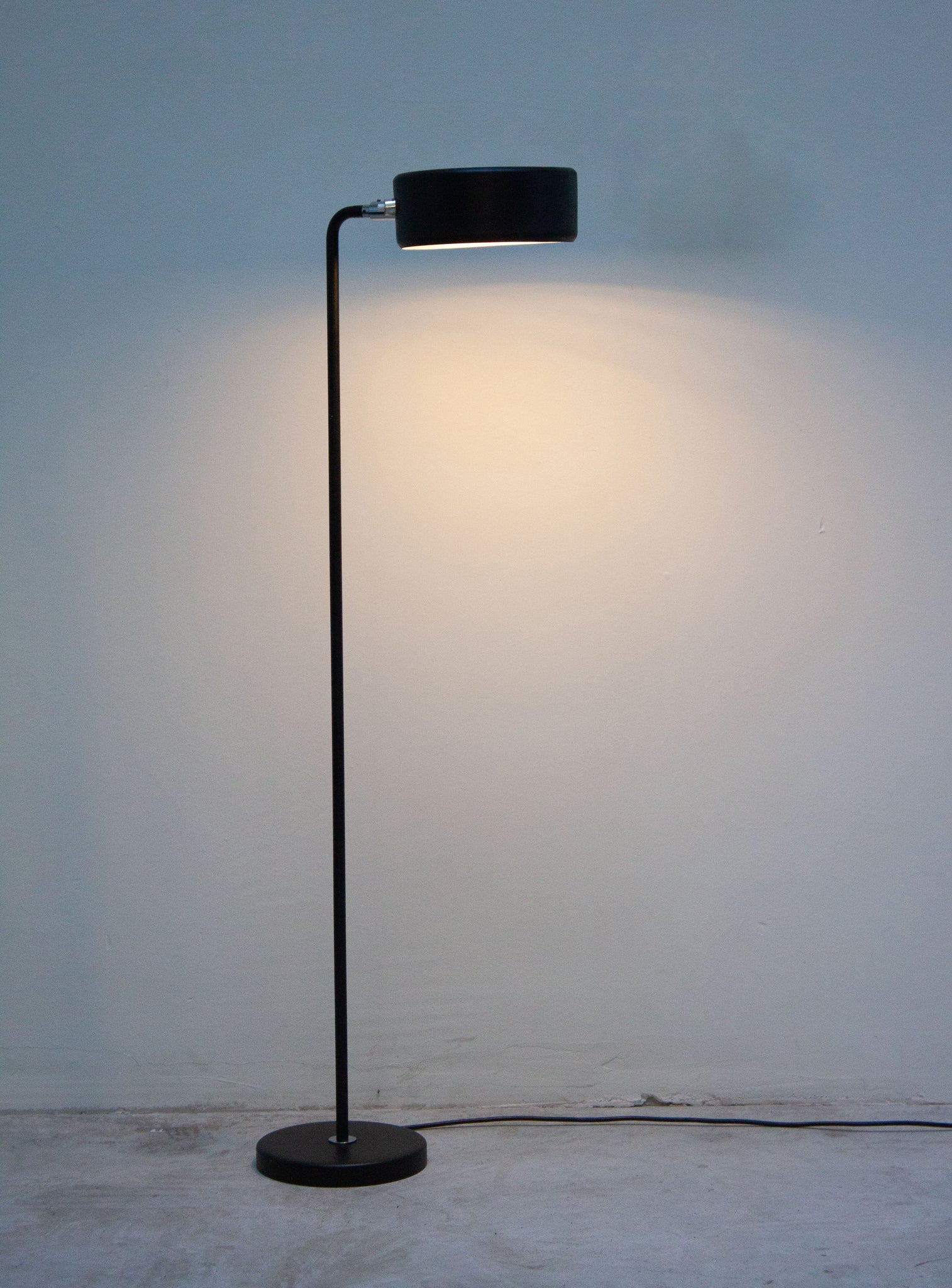 Ateljé Lyktan Simris Floor Lamp by Anders Pehrson (Black)
