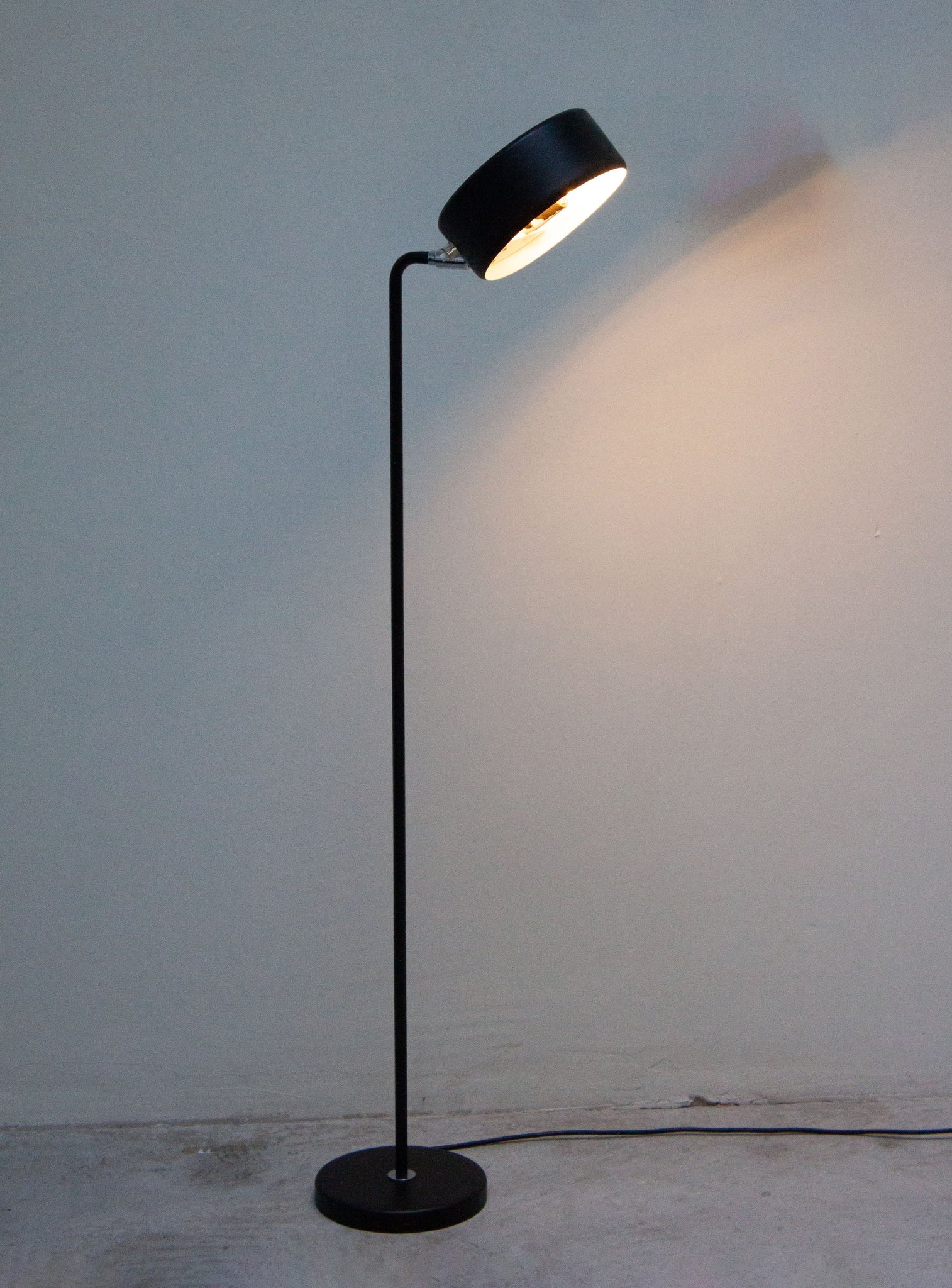 Ateljé Lyktan Simris Floor Lamp by Anders Pehrson (Black)