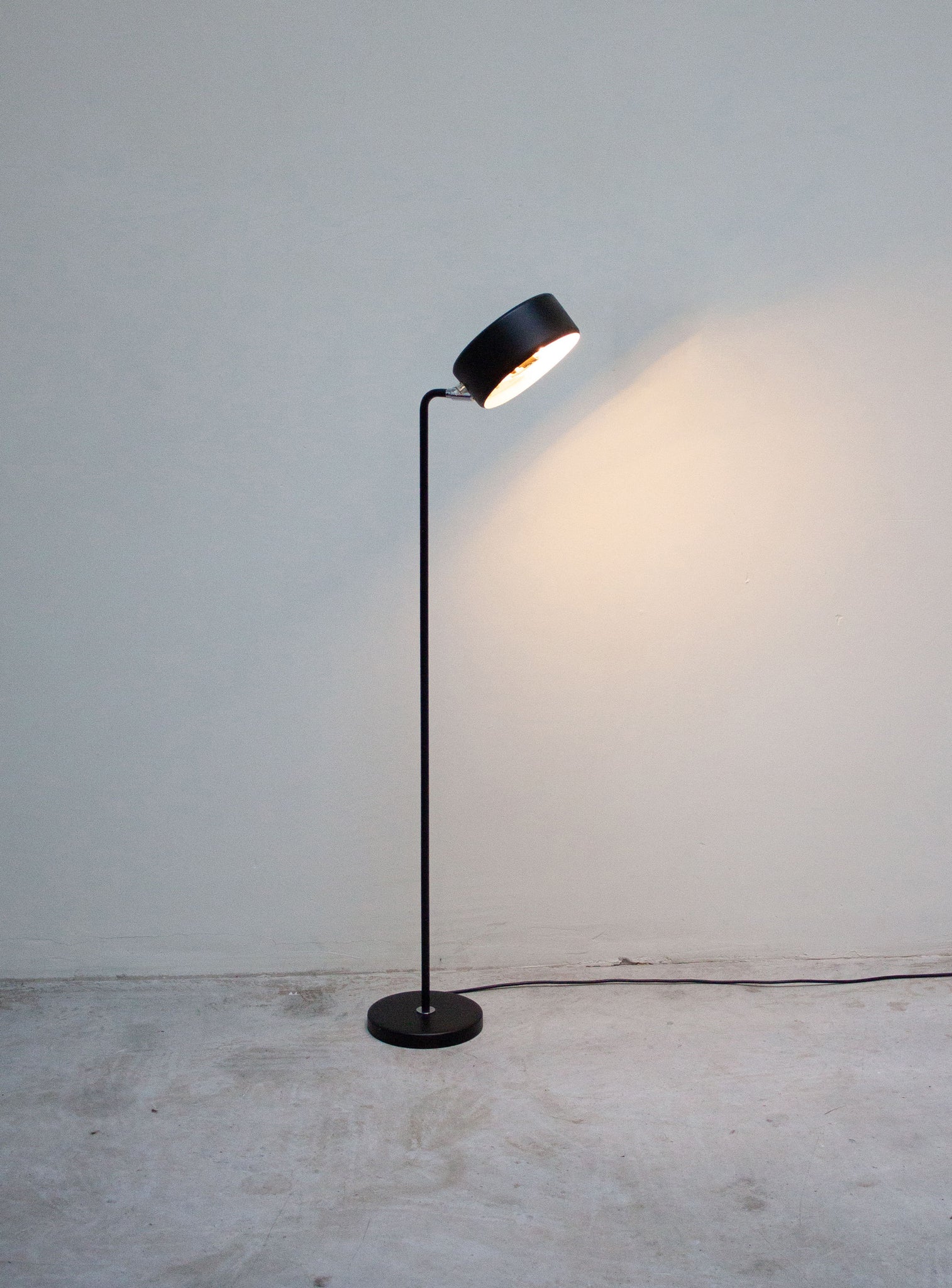 Ateljé Lyktan Simris Floor Lamp by Anders Pehrson (Black)