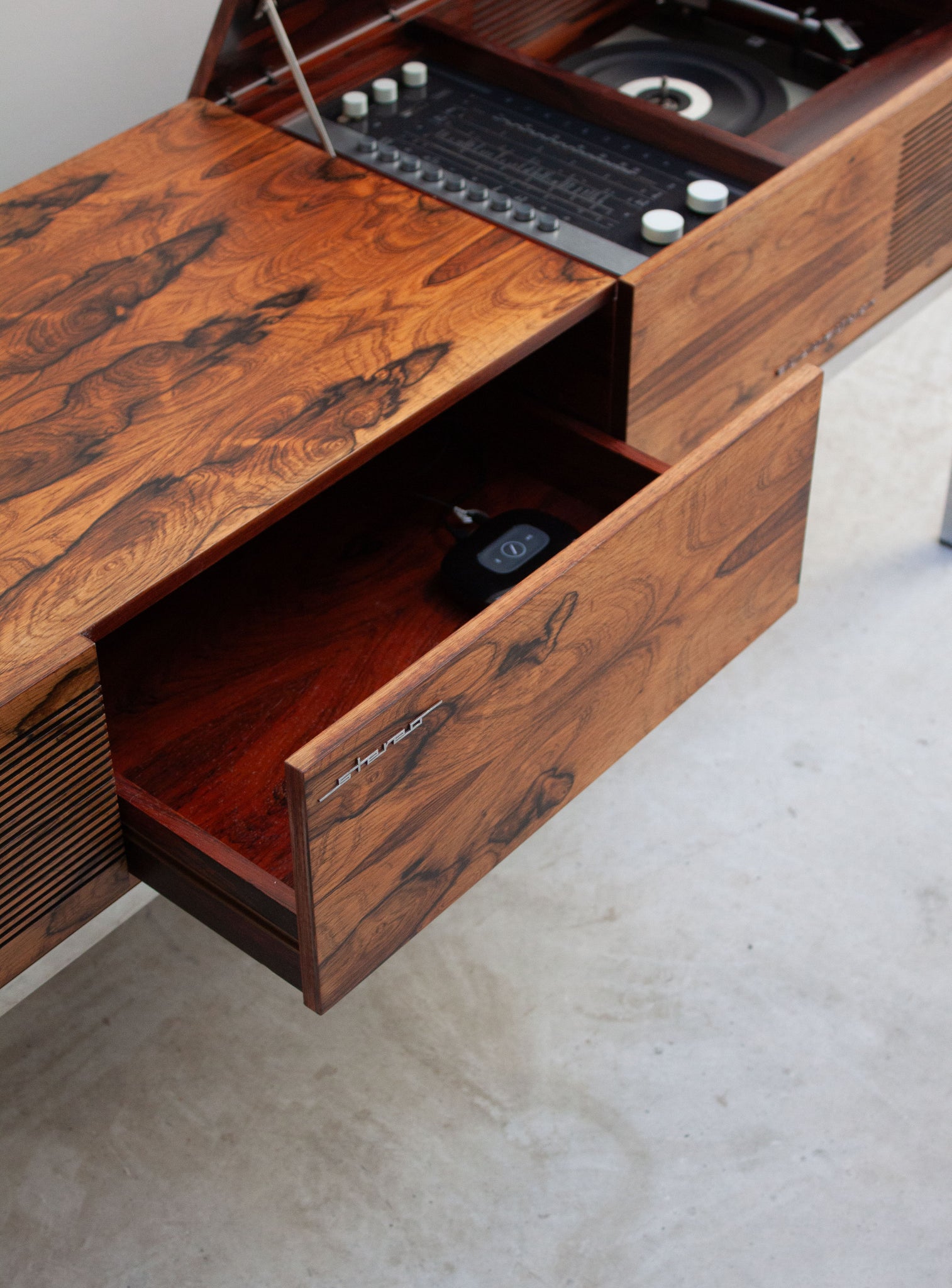 Blaupunkt Arizona Deluxe Stereo Cabinet (Rosewood)