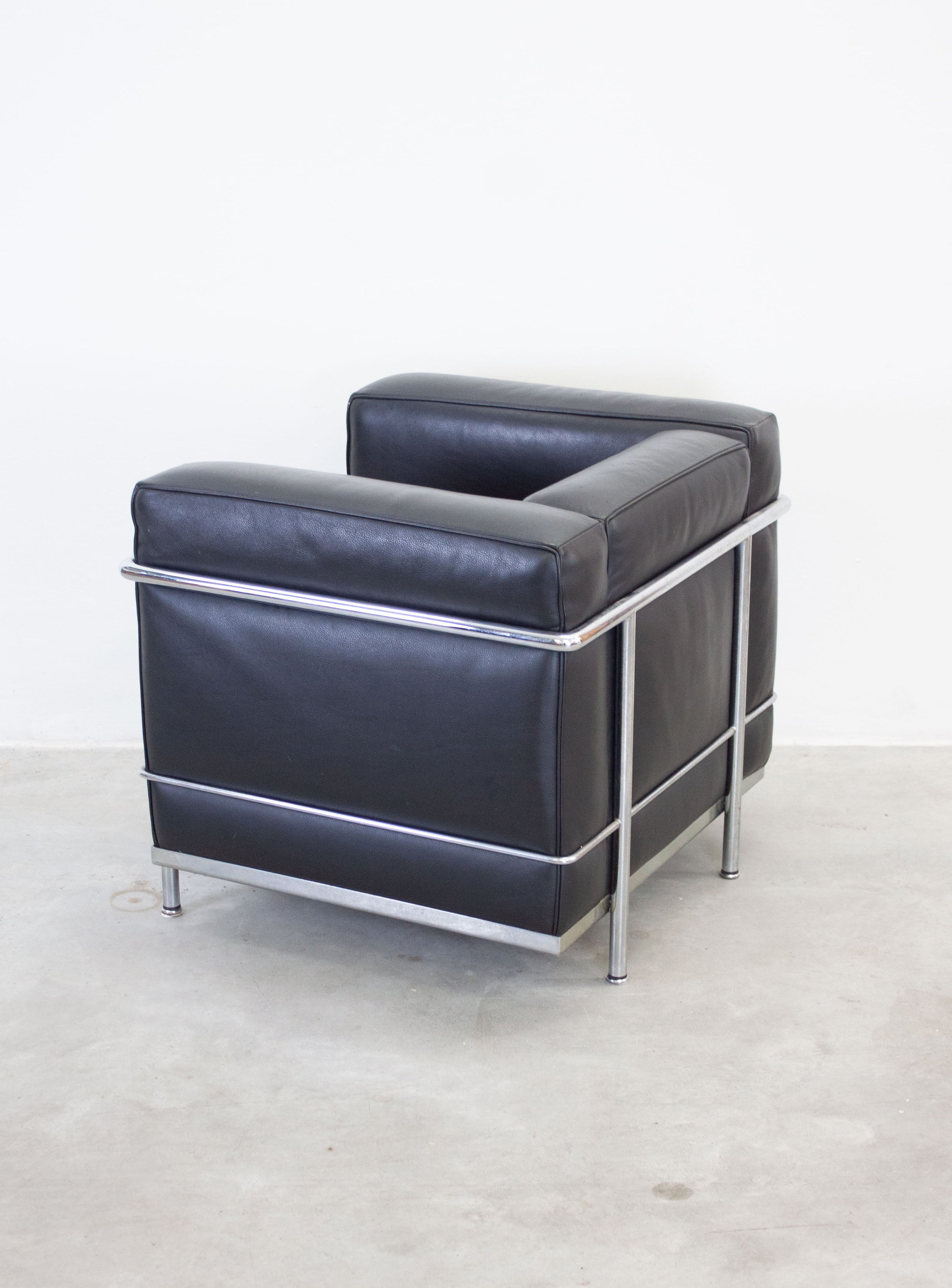 ゆー　Cassinaixc.　LINE　スエード調/黒　2脚組　美品 CassinaLC2LoungeChairbyLeCorbu