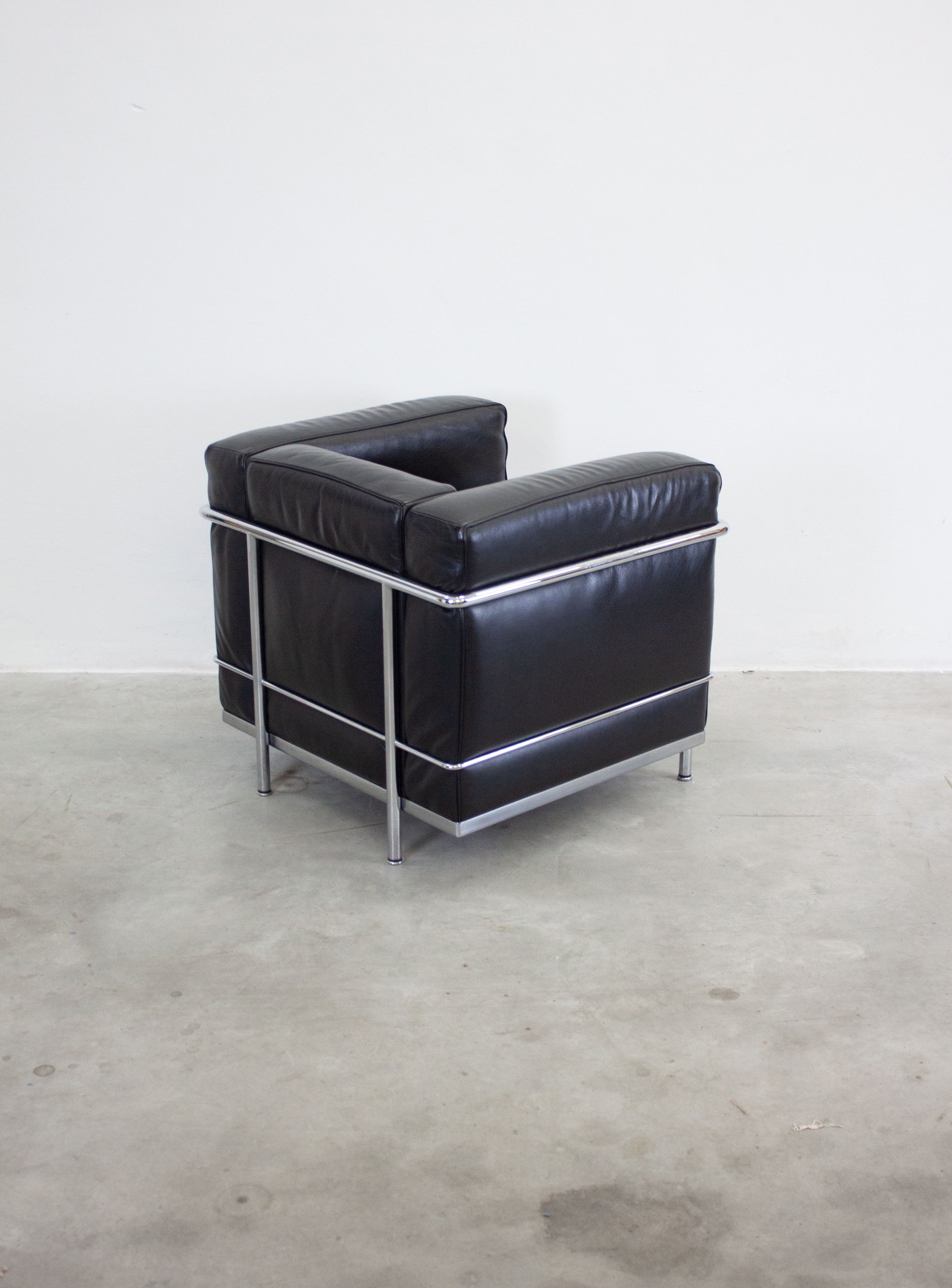 Cassina LC2 Lounge Chair by Le Corbusier (Black) – JUKI AMSTERDAM