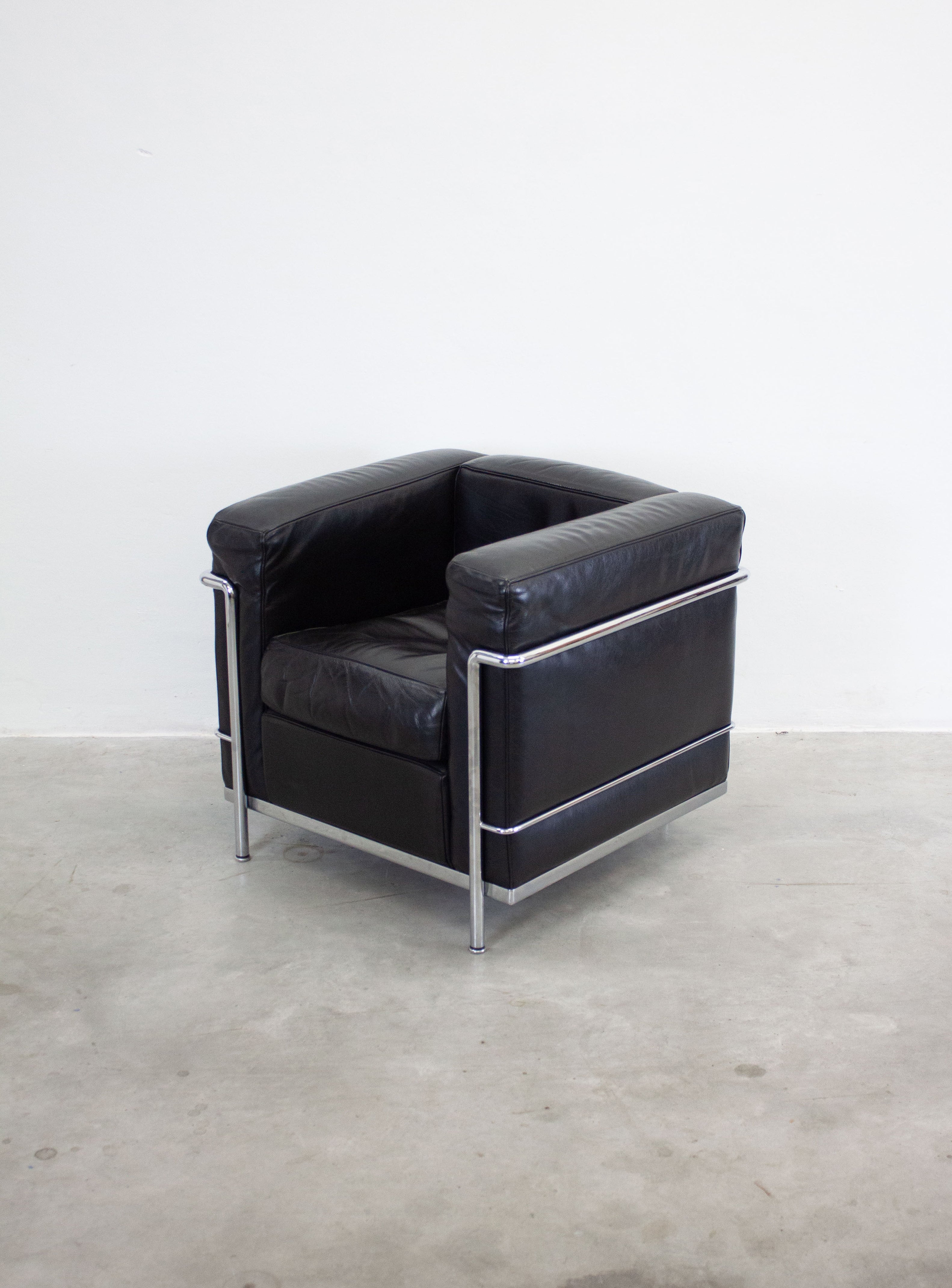 Cassina LC2 Lounge Chair by Le Corbusier (Black) – JUKI AMSTERDAM