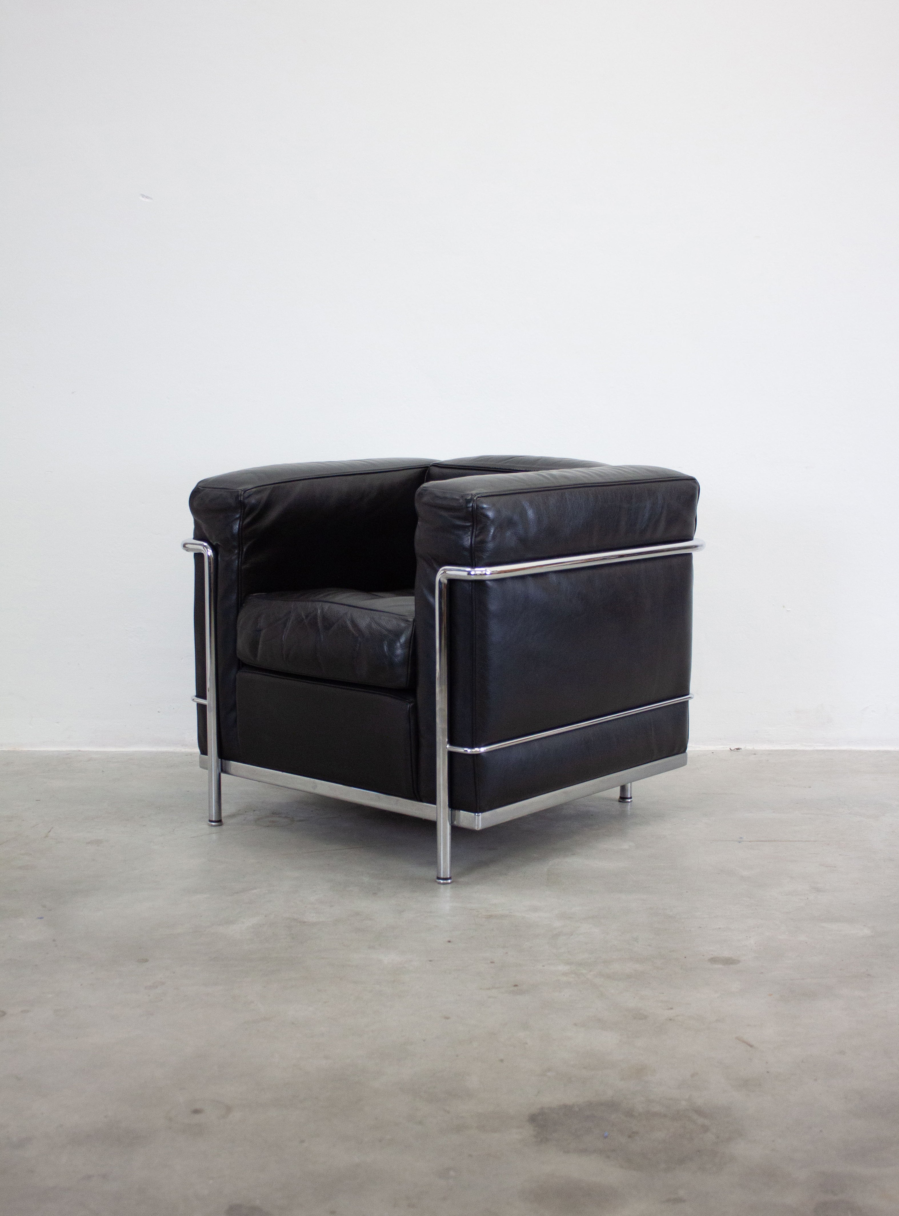 Cassina LC2 Lounge Chair by Le Corbusier (Black) – JUKI AMSTERDAM