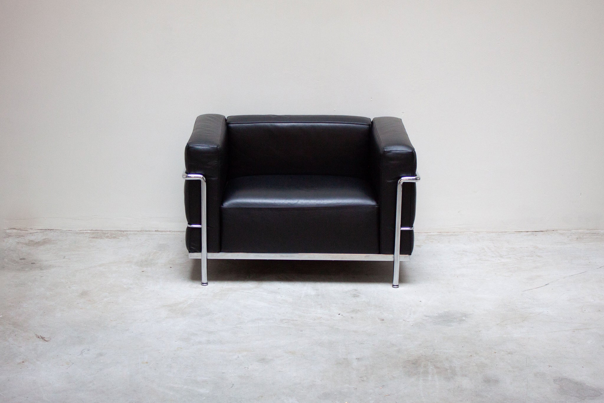 Cassina LC3 Lounge Chair by Le Corbusier (Black)