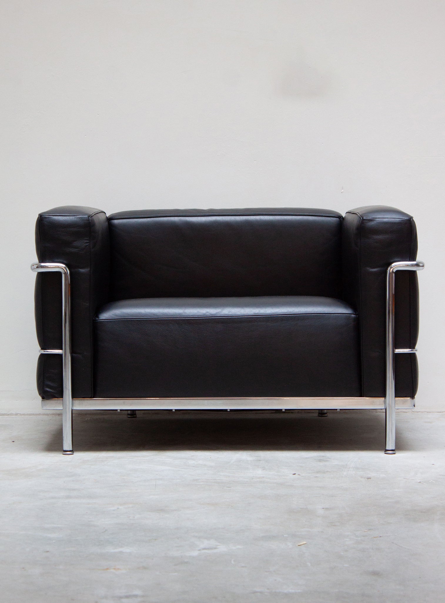 Cassina LC3 Lounge Chair by Le Corbusier (Black)