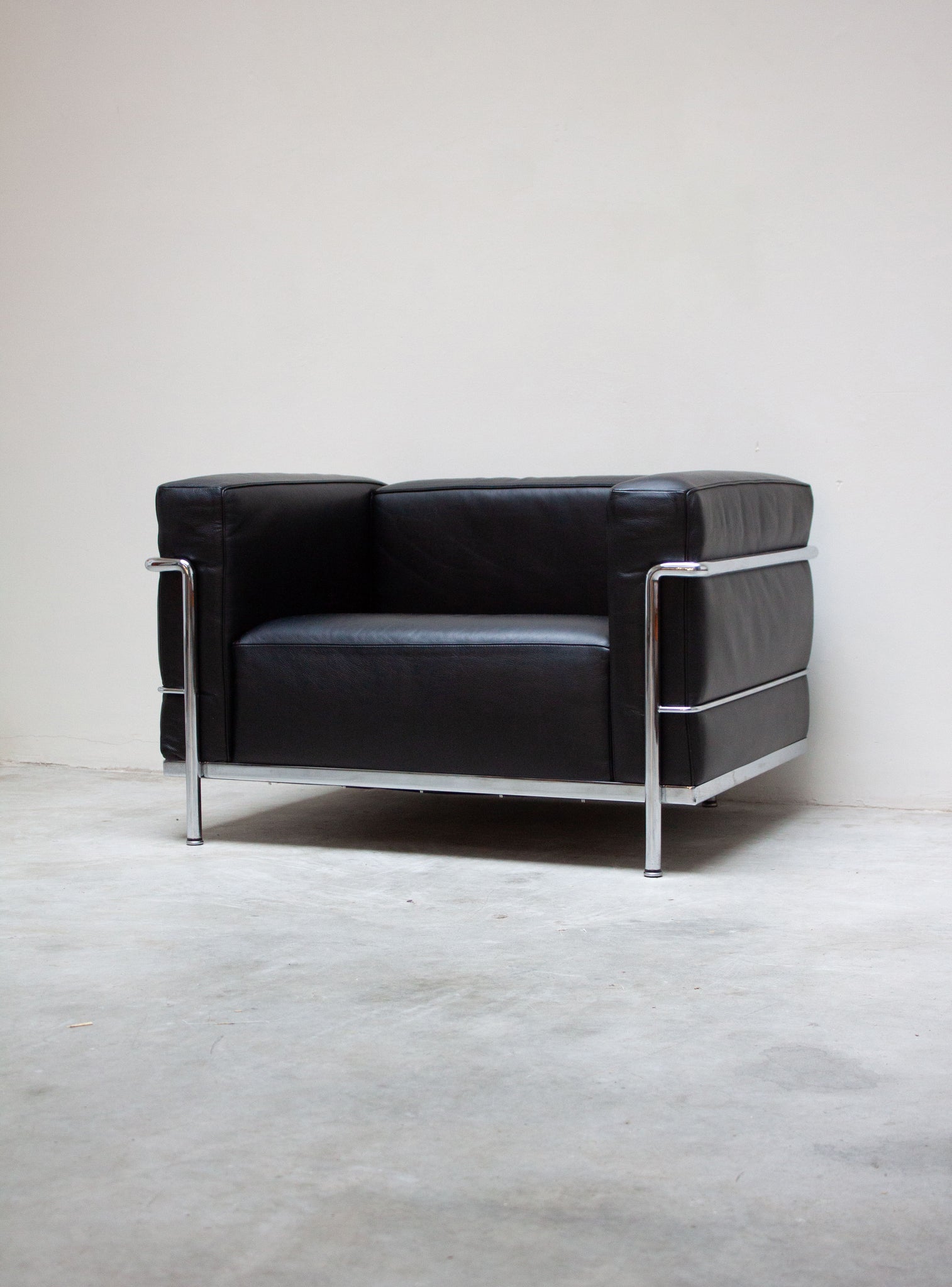 Cassina LC3 Lounge Chair by Le Corbusier (Black)