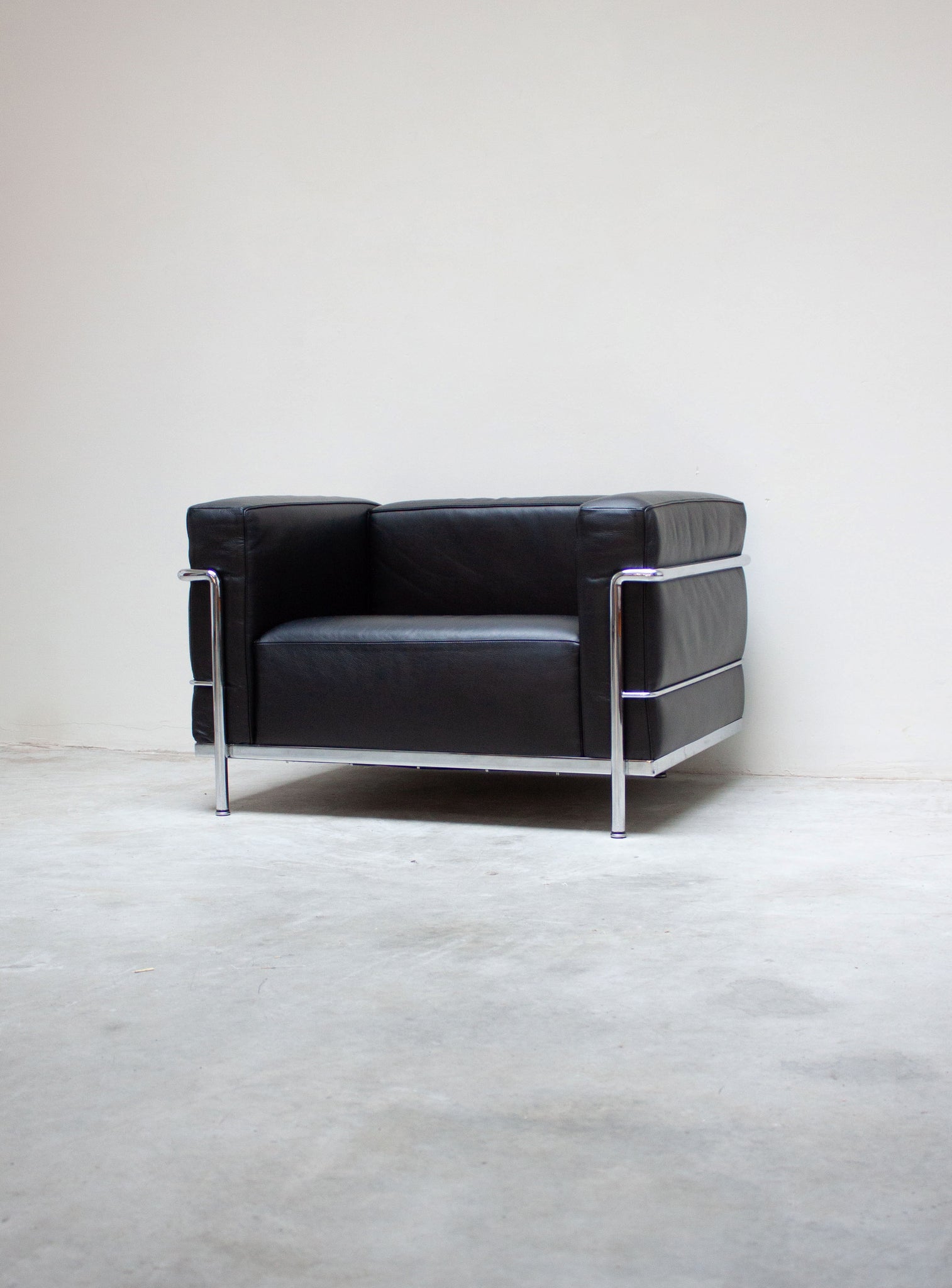Cassina LC3 Lounge Chair by Le Corbusier (Black)