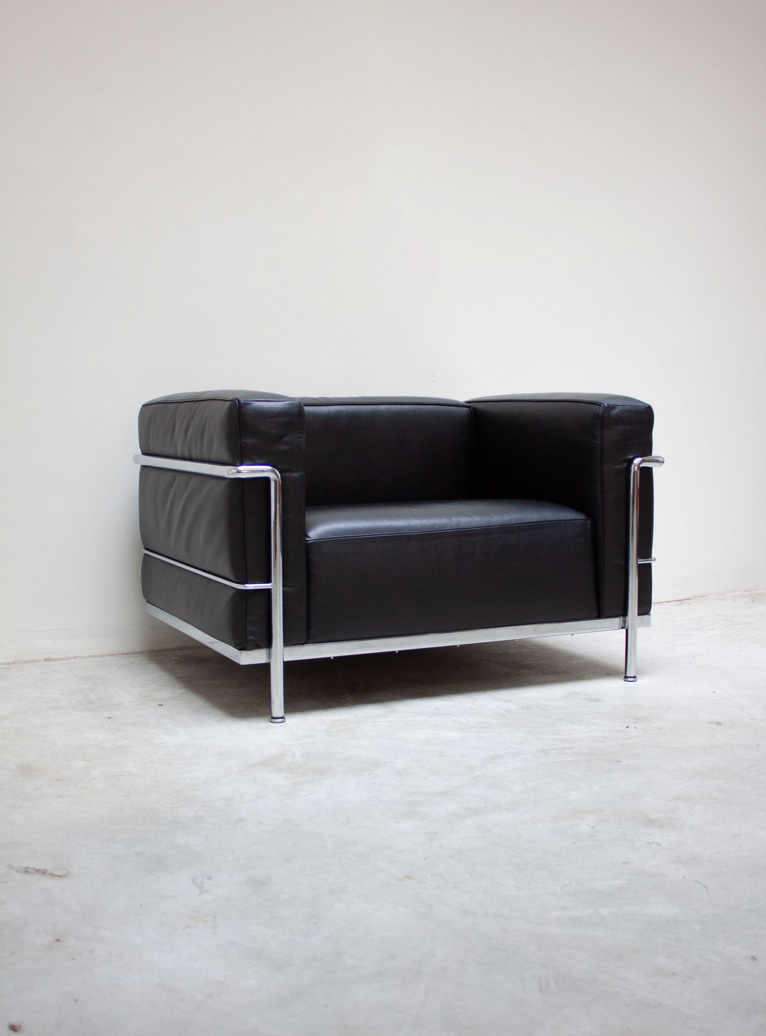 Cassina LC3 Lounge Chair by Le Corbusier (Black)