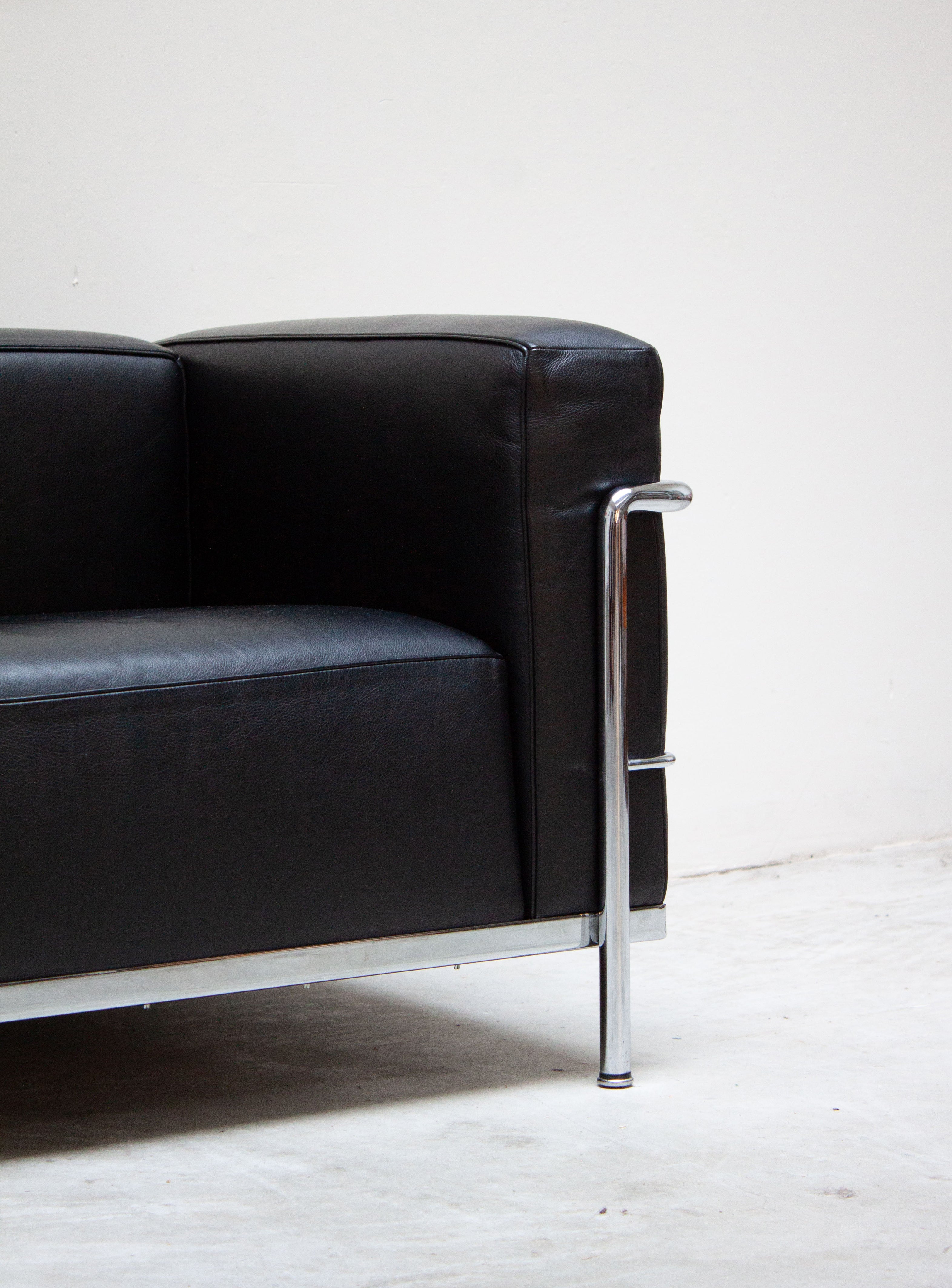 Cassina LC3 Lounge Chair by Le Corbusier (Black) – JUKI AMSTERDAM