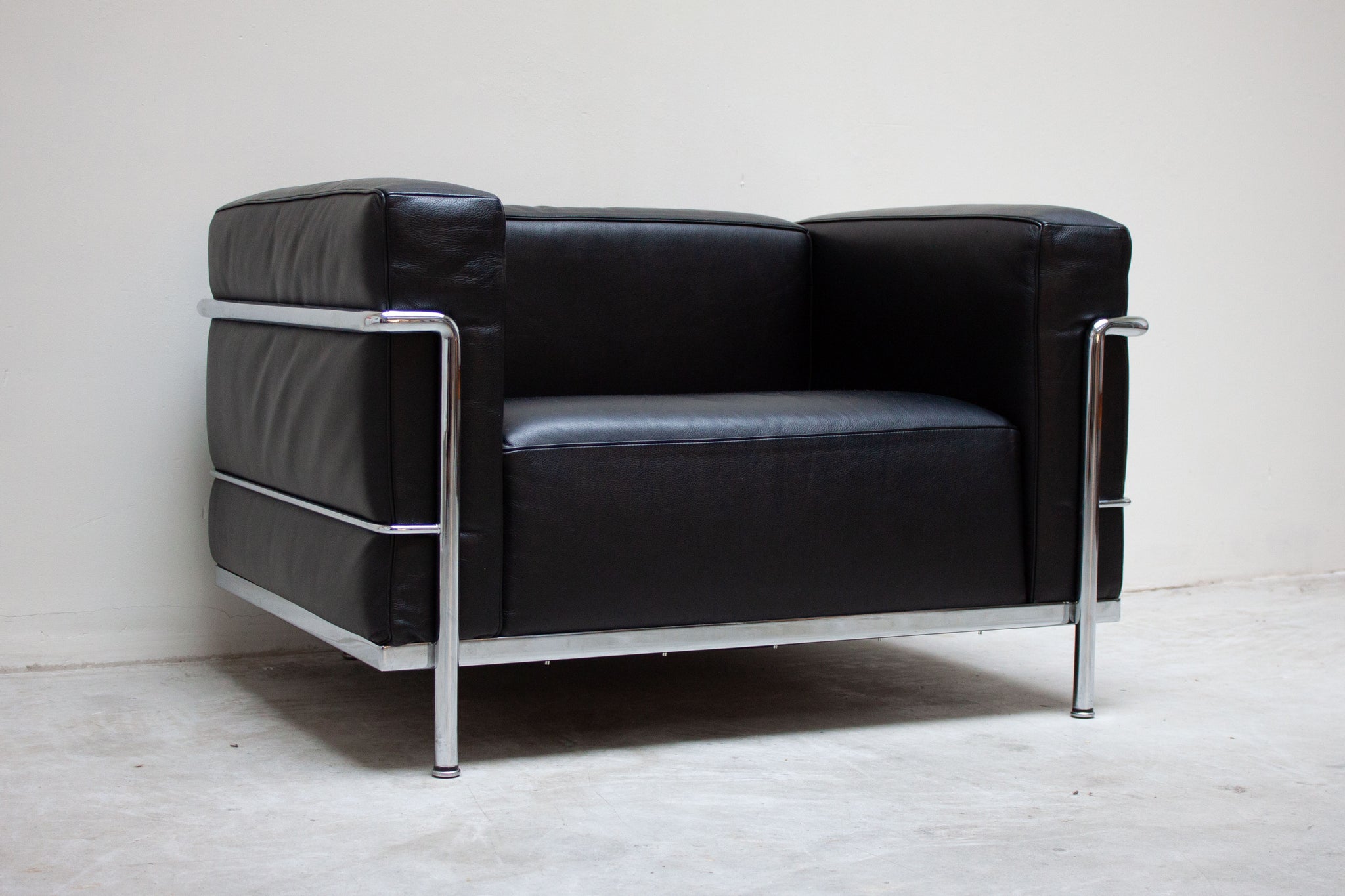Cassina LC3 Lounge Chair by Le Corbusier (Black)