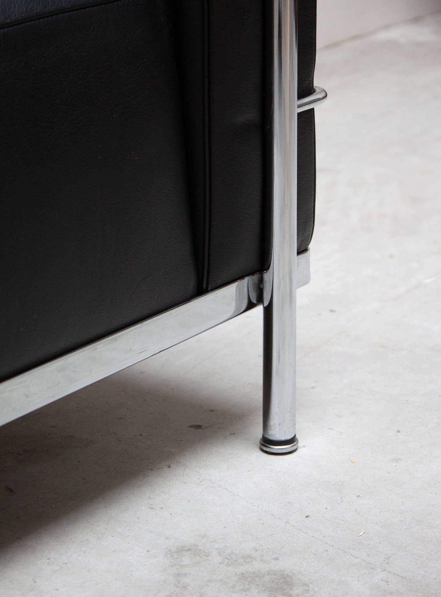 Cassina LC3 Lounge Chair by Le Corbusier (Black)