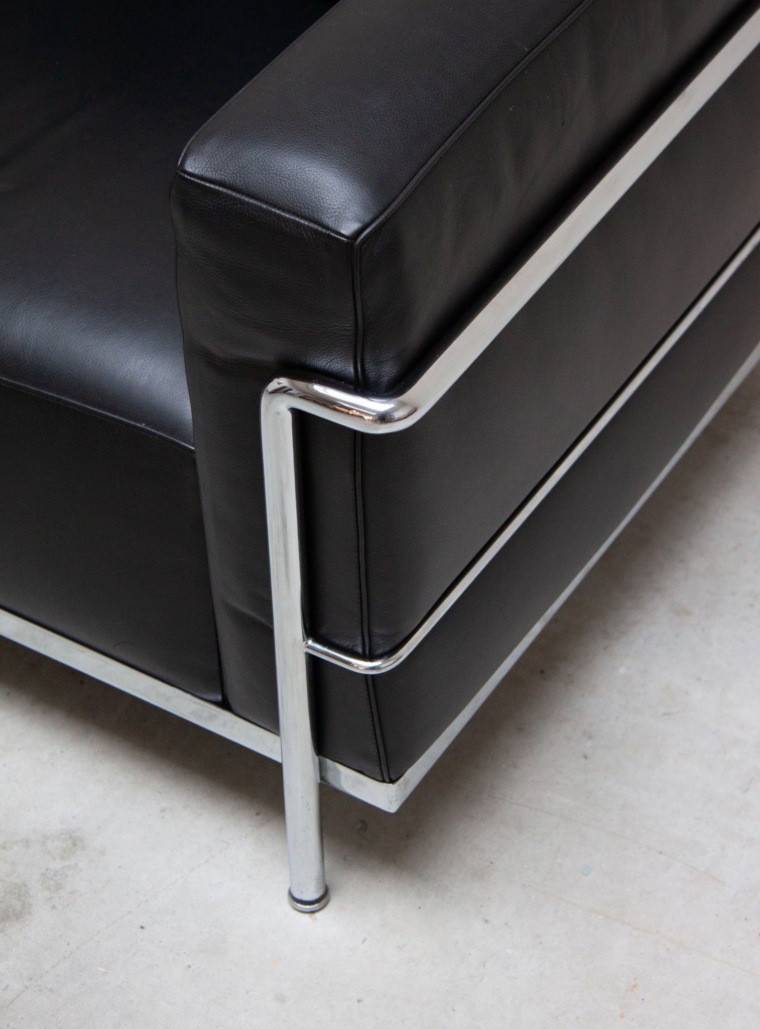 Cassina LC3 Lounge Chair by Le Corbusier (Black)