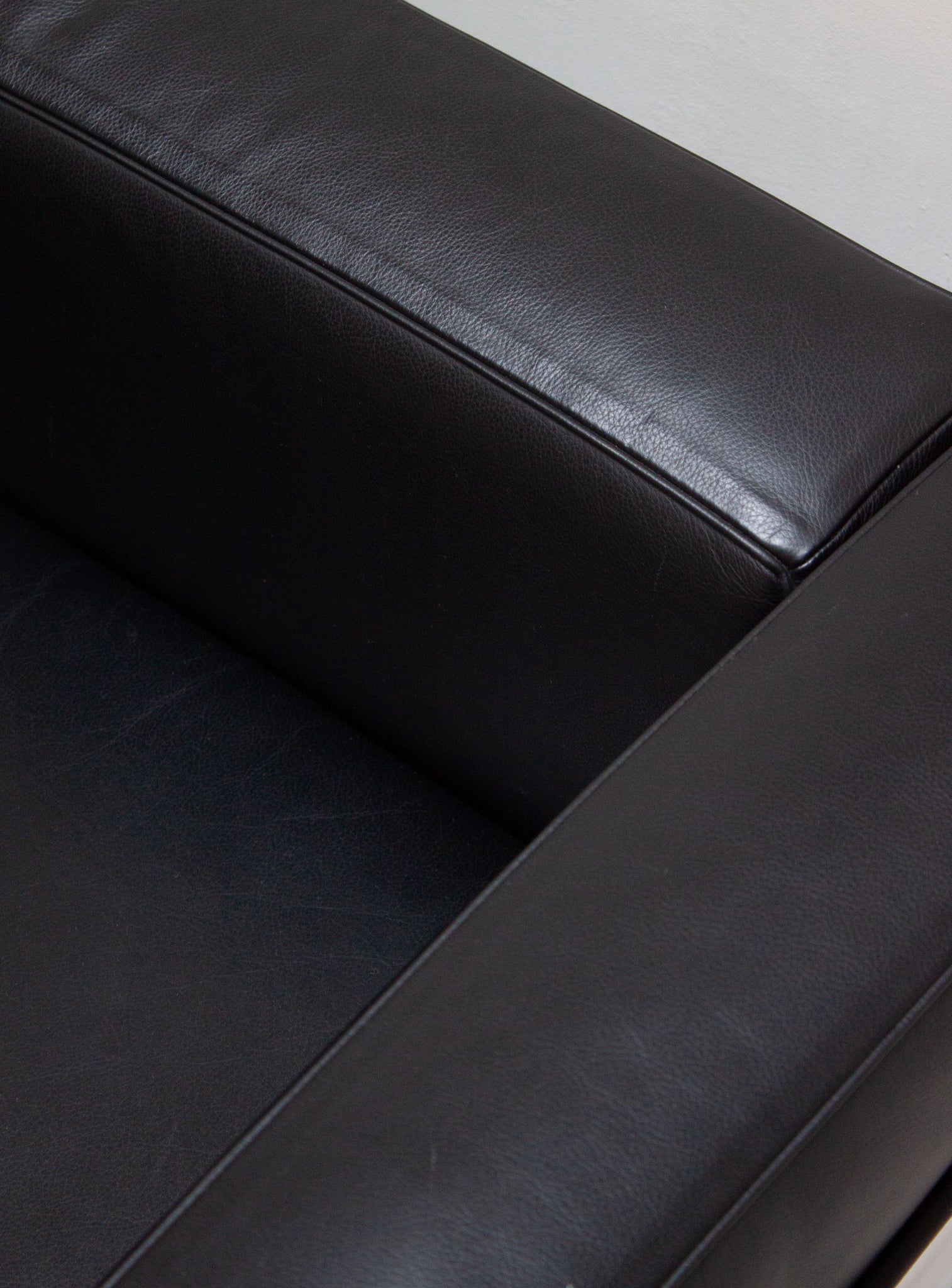Cassina LC3 Lounge Chair by Le Corbusier (Black)