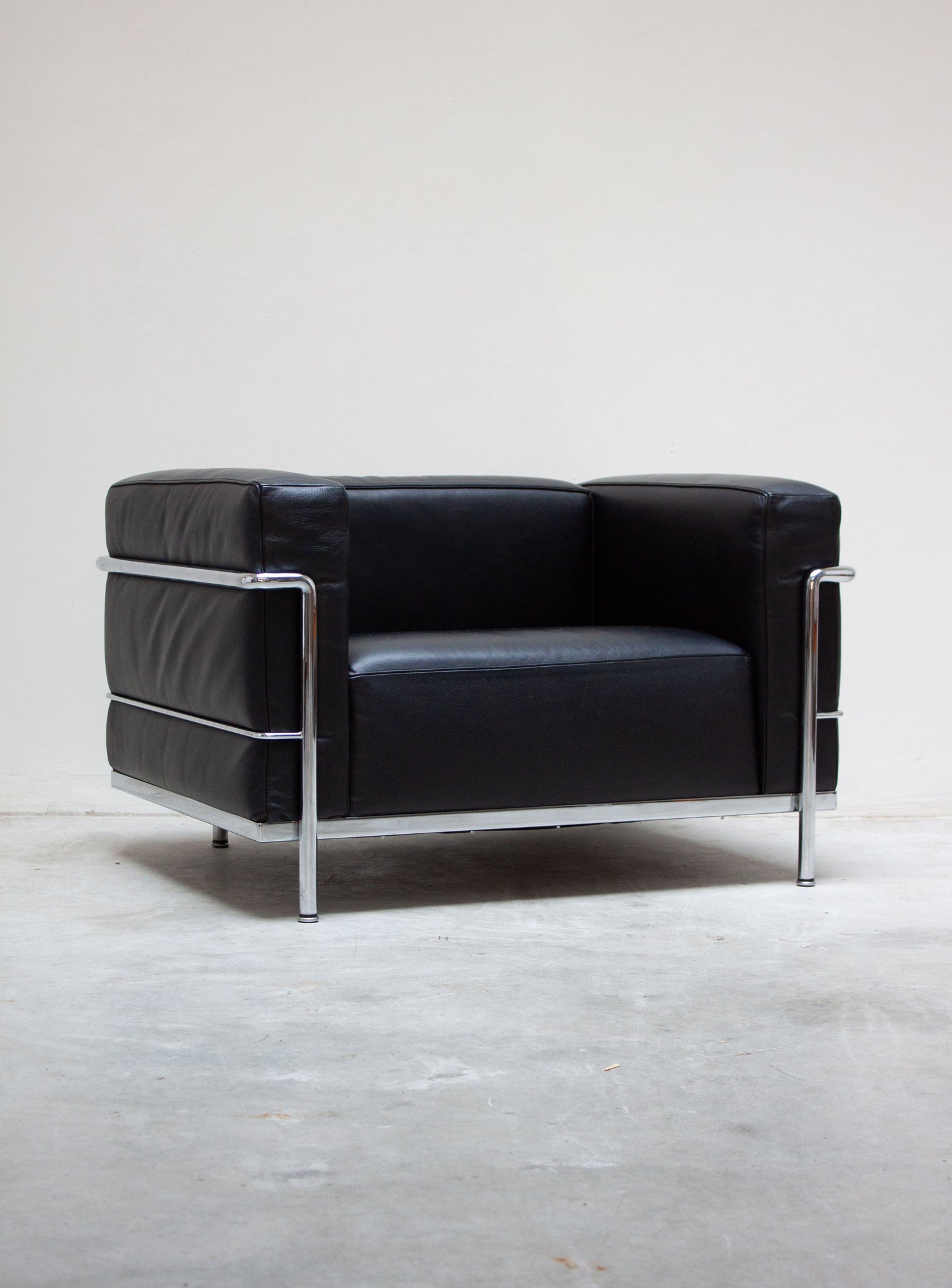 Cassina LC3 Lounge Chair by Le Corbusier (Black)