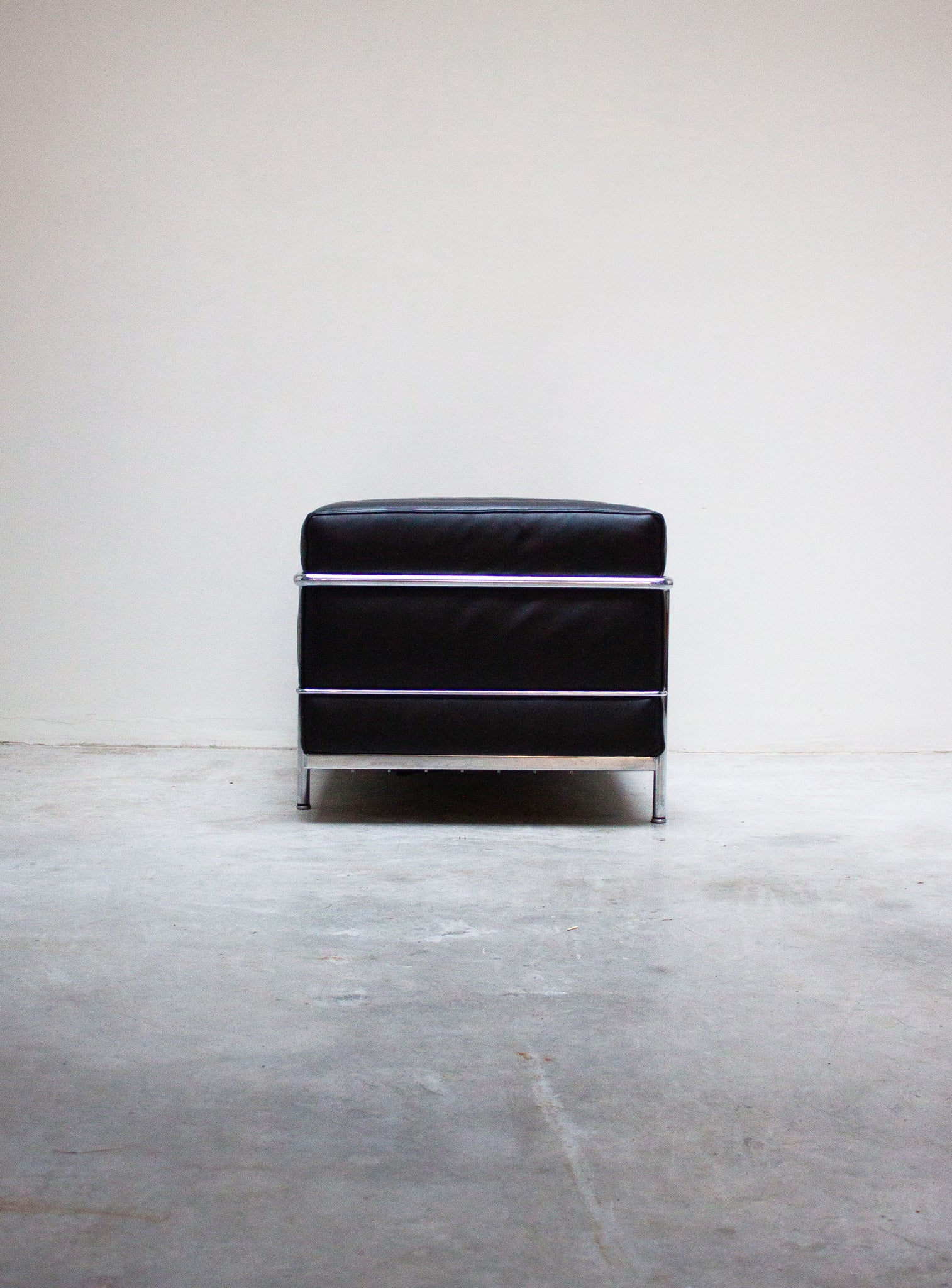 Cassina LC3 Lounge Chair by Le Corbusier (Black)