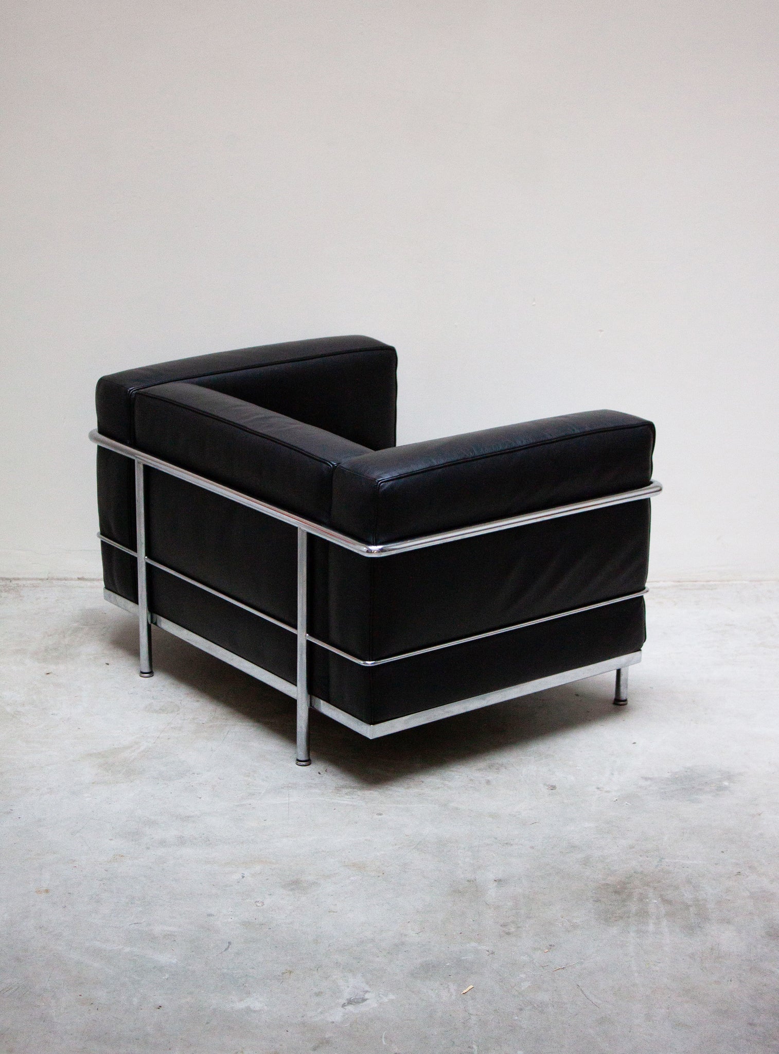 Cassina LC3 Lounge Chair by Le Corbusier (Black)