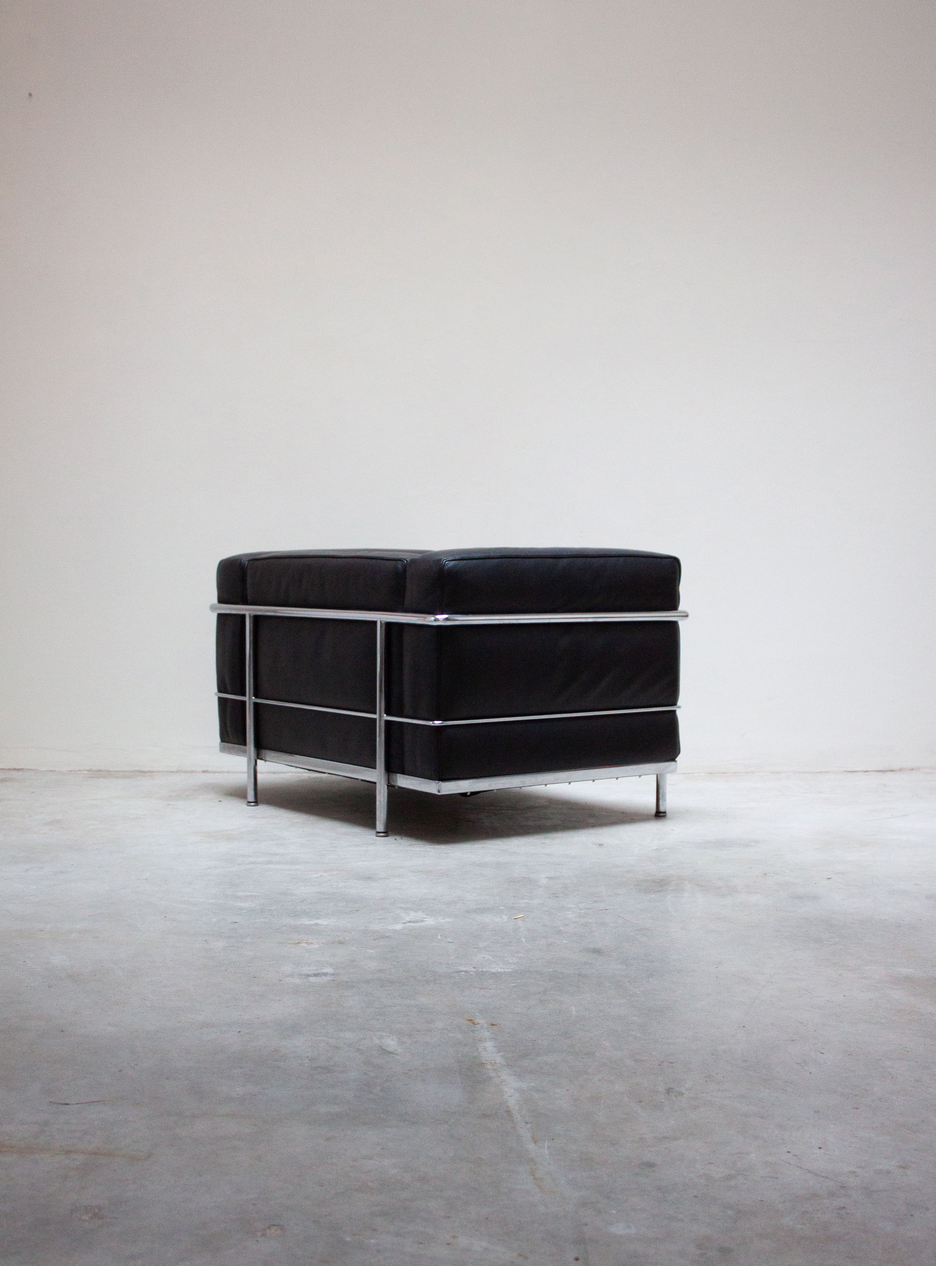 Cassina LC3 Lounge Chair by Le Corbusier (Black) – JUKI AMSTERDAM